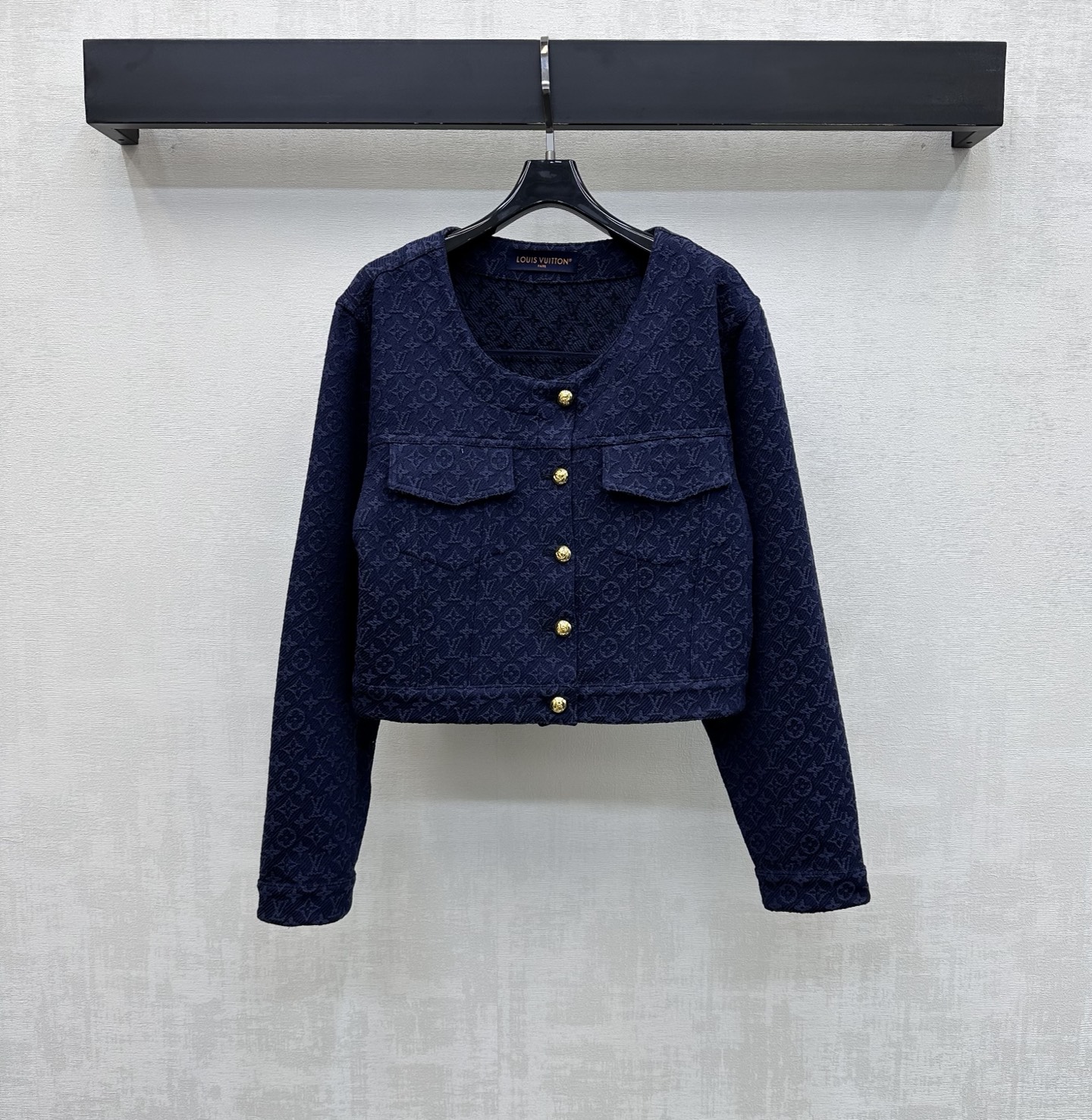 NO:806079,Louis Vuitto*2026 new arrivals jacquard denim jacket jacket customized YB imported twill cotton denim material. Multiple washes present a crisp texture. The iconic four-leaf clover jacquard in dark blue tone is low-key and outlines a high-end texture. The fabric is crisp yet soft and neatly cut to highlight the brand tone. The short version is adjusted with a placket metal logo button to add a sense of layering to the look. The development of surface accessories. The round-neck jacket jacket version can be paired with long shorts of the same series.  Easily raise your waistline to make your legs look longer. Wear it with a sweet and cool French accent. High version,,louis vuitton,shorts,jackets & coats,jackets & coats,19860909Louis Vuitto*2026新品上架提花牛仔夹克外套定制YB进口斜纹棉牛仔材质 多重水洗呈现出挺括质感 深蓝色调标志性四叶草字母提花低调勾勒高级质感 面料挺括又不失柔软度利落裁剪 彰显品牌调性 短款版型配合开襟金属徽标纽扣调节设计 增添造型层次感 面辅料开发 圆领夹克外套版型剪裁 可搭配同系列长短裤 轻松拉高腰线显腿长 穿搭甜酷兼具的法式腔调  高版本,,louis vuitton,shorts,jackets & coats,jackets & coats,,Women's clothing