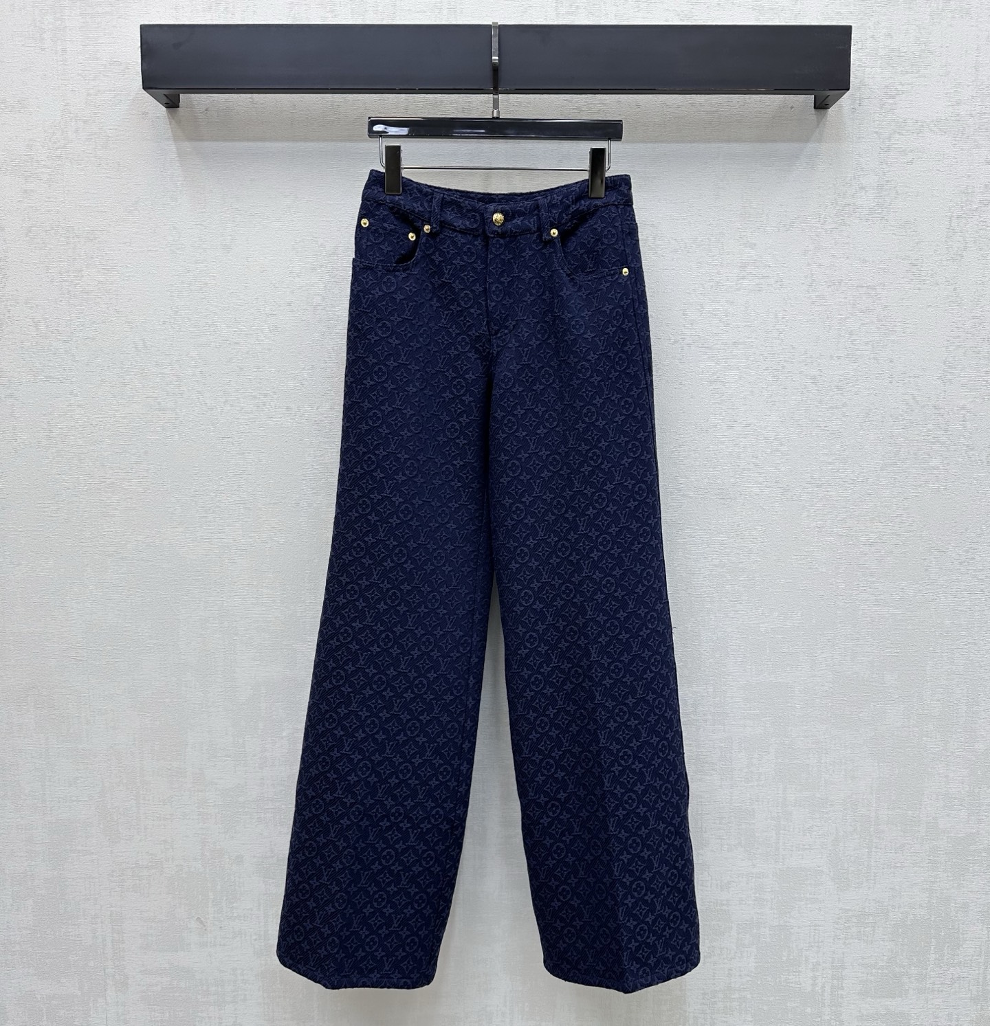 NO:806075,Louis Vuitto*2026 new arrivals jacquard denim shorts, custom made of YB imported twill cotton denim material. Multiple washes present a crisp texture. The iconic four-leaf clover jacquard in dark blue tones provides a low-key and high-end texture, highlighting the brand's tone. The fabric is crisp yet soft and the neat tailoring design adds layering to the look. Development of surface accessories. High-waist buttoned straight trousers cut. Can be paired with jackets from the same series. Easily raise the waistline to show leg length.  Dress with a French accent that is both sweet and cool. High version, Louis Vuitton, shorts, jackets & coats,19860909Louis Vuitto*2026新品上架提花牛仔短裤定制YB进口斜纹棉牛仔材质 多重水洗呈现出挺括质感 深蓝色调标志性四叶草字母提花低调勾勒高级质感 彰显品牌调性 面料挺括又不失柔软度利落裁剪设计 增添造型层次感 面辅料开发 高腰系扣直筒长裤版型剪裁 可搭配同系列夹克 轻松拉高腰线显腿长 穿搭甜酷兼具的法式腔调 高版本,,louis vuitton,shorts,jackets & coats,,Women's clothing