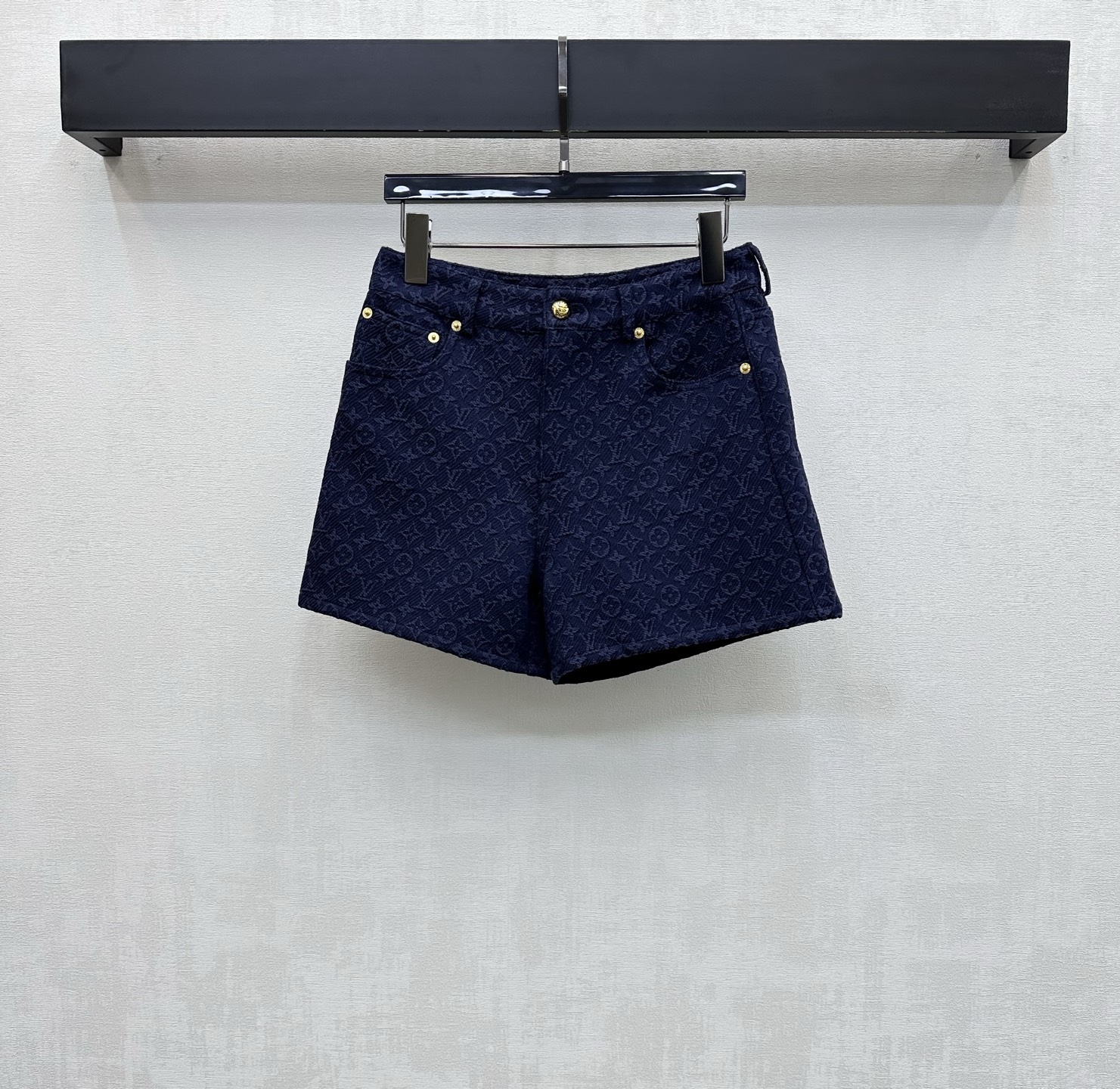 NO:806064,Louis Vuitto*2026 new arrivals jacquard denim shorts, customized YB imported twill cotton denim material. Multiple washes present a crisp texture. The iconic four-leaf clover jacquard in dark blue tone is low-key and outlines a high-end texture. Highlighting the brand's tone. The fabric is crisp yet soft and the neat tailoring design adds layering to the look. The development of surface accessories. High-waisted buttoned shorts cut. Can be paired with jackets from the same series. Easily raise the waistline to show leg length.  Dress with a French accent that is both sweet and cool. High version, Louis Vuitton, shorts, jackets & coats,19860909Louis Vuitto*2026新品上架提花牛仔短裤定制YB进口斜纹棉牛仔材质 多重水洗呈现出挺括质感 深蓝色调标志性四叶草字母提花低调勾勒高级质感 彰显品牌调性 面料挺括又不失柔软度利落裁剪设计 增添造型层次感 面辅料开发 高腰系扣短裤版型剪裁 可搭配同系列夹克 轻松拉高腰线显腿长 穿搭甜酷兼具的法式腔调 高版本,,louis vuitton,shorts,jackets & coats,,Women's clothing
