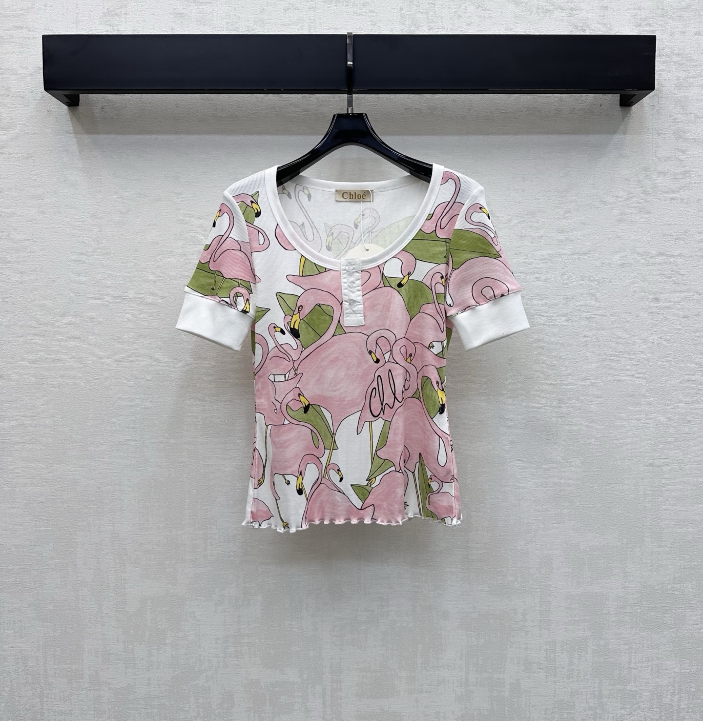 NO:806470,Chole*2026 new products are on the shelves. Printed round neck slim fit customized YB imported twill cotton material. Breathable, comfortable and skin-friendly. All-over white swan print pattern. Matched with white threaded edge design on collar and cuffs to add layering to the look. Iconic letter logo is embellished to highlight the brand tone. Development of surface accessories. Slim-fitting short T-shirt tailoring. Casually matched with skirts and trousers. Wear alone and layered. High-end fashion. High version, skirts, tees, t-shirt,19860909Chole*2026新品上架印花圆领修身定制YB进口斜纹棉材质 透气舒适亲肤 通体满印白天鹅印花图案 配合领口袖口白色螺纹包边设计 增添造型层次感 标志性字母徽标点缀其中 彰显品牌调性 面辅料开发 修身短款T恤剪裁 随意搭配裙裤装 单穿叠穿高级时髦  高版本,,skirts,tees，t-shirt,,Women's clothing