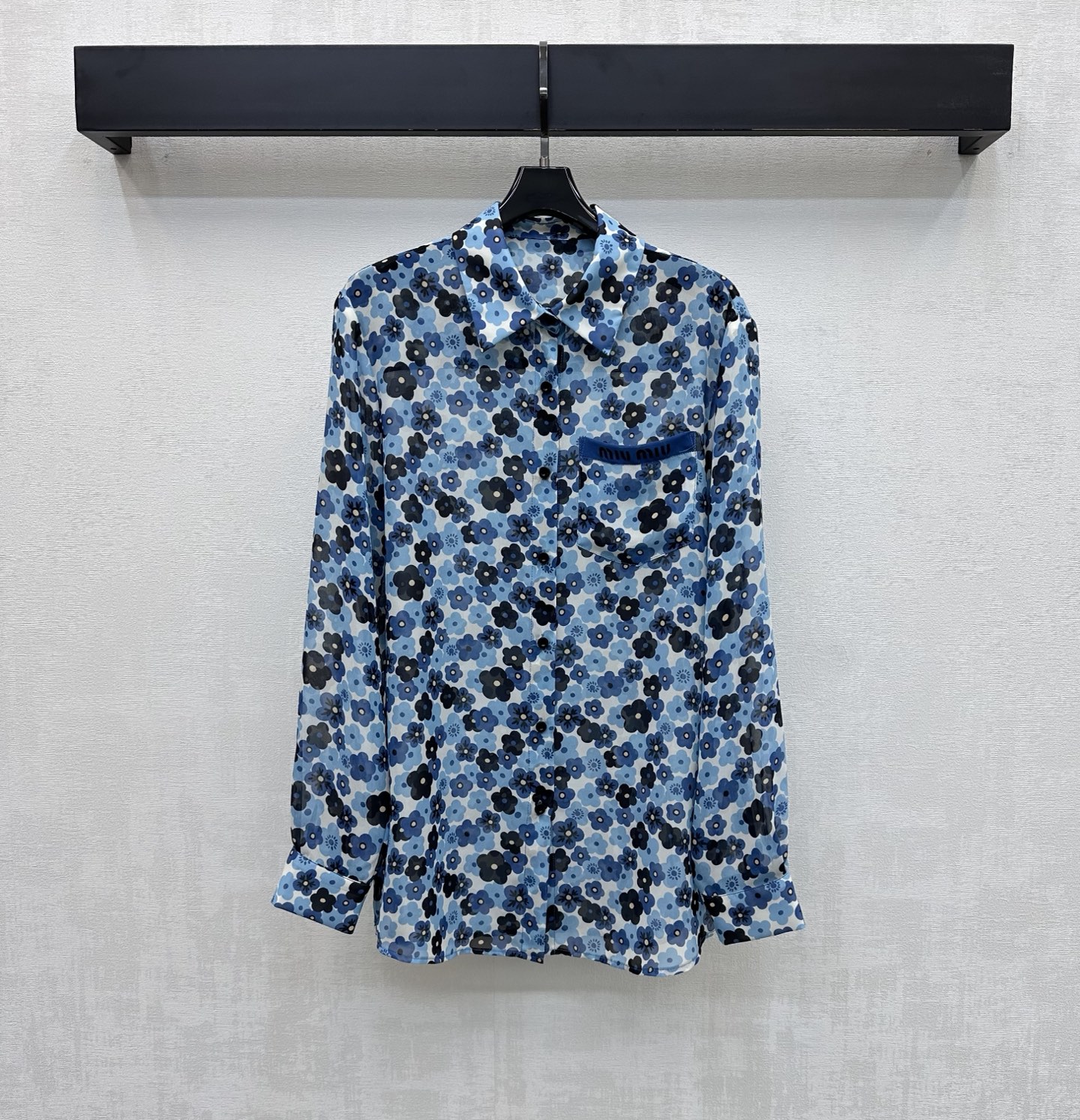 NO:806454,Miumi*2026 new arrival printed tulle shirt, custom-made YB imported light sheer material, breathable, comfortable and delicate, black and blue floral pattern all over the body, echoing the printed letter details on the edge of the pocket, highlighting the brand tone. The placket button adjustment matches the single-side pocket decoration on the chest, adding layering to the look. The development of surface accessories. Regular lapel long-sleeved shirt tailoring. Can be matched with skirts of the same series. Easy to wear for commuting and vacation. High version,,miumiu,skirts,shirts,19860909Miumi*2026新品上架印花薄纱衬衣定制YB进口轻薄透纱材质 透气舒适细腻 通体满印黑蓝碎花图案 呼应口袋边缘印花字母细节 彰显品牌调性 开襟纽扣调节配合胸前单侧口袋装饰 增添造型层次感 面辅料开发 常规翻领长袖衬衫剪裁 可搭配同系列半裙 通勤度假轻松驾驭穿搭  高版本,,miumiu,skirts,shirts,,Women's clothing