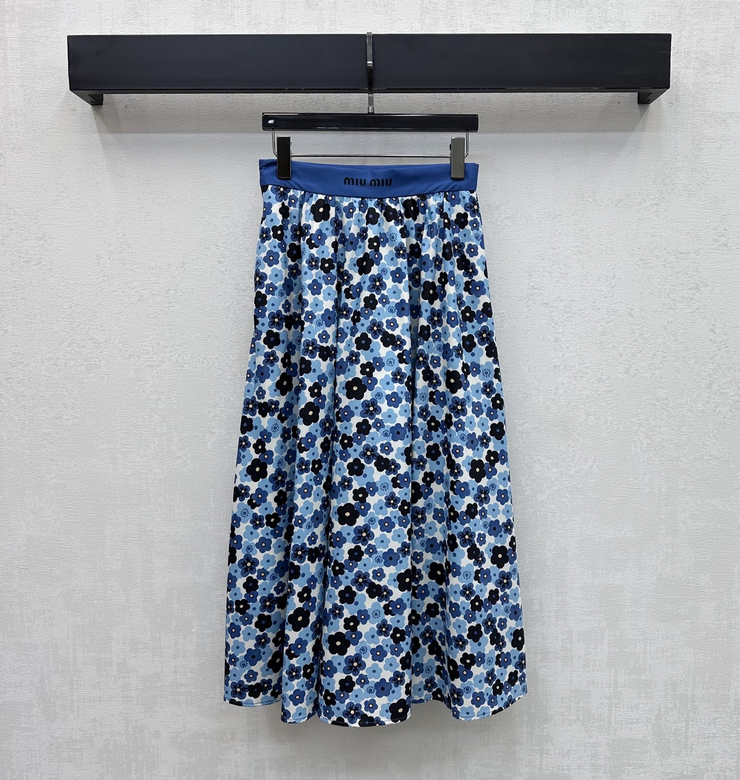 NO:806451,Miumi*2026 new products are on the shelves. Floral pleated skirt is made of YB imported twill silk. It is smooth and comfortable. It is printed with black and blue floral patterns all over the body. It is matched with a slightly A-shaped pleated umbrella-shaped hem design to add layering to the look. The contrasting color waistband is decorated with the iconic letter logo to highlight the brand tone. The upper body is full of lazy style, echoing the refreshing vacation atmosphere in the hot summer. Development of surface accessories. High-waisted skirt cut can be matched with shirts of the same series.  Easily manage your outfits for commuting and vacation. High version,,miumiu,skirts,19860909Miumi*2026新品上架碎花压褶半裙定制YB进口斜纹绸材质 垂顺舒适 通体满印黑蓝碎花图案 配合微A字压褶伞状大摆设计 增添造型层次感 拼接撞色腰头点缀标志性字母徽标装饰 彰显品牌调性 上身充满慵懒风情气息 呼应炎炎夏日的清爽度假气息 面辅料开发 高腰半身裙剪裁 可搭配同系列衬衣 通勤度假轻松驾驭穿搭 高版本,,miumiu,skirts,,Women's clothing