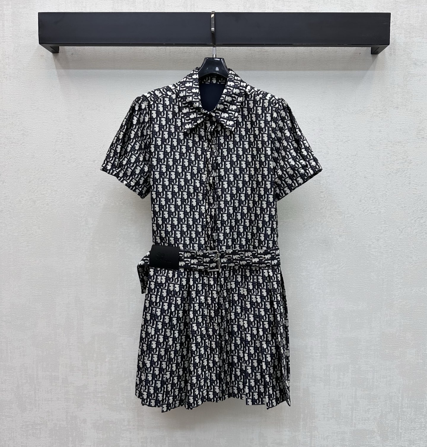 NO:806059,Dio*2026 New Arrival Jacquard Belt Shirt Skirt Customized YB Imported Jacquard Material Textured and Glossy, Drapey and Stylish The loose silhouette of the ready-made garment is matched with mid-length length to effectively modify the figure. The waist is embellished with the iconic letter leather label perforation design to add layering to the look. The entire body is covered with the iconic letter jacquard element to highlight the brand tone. The elastic waistband of this fabric is proportionally tightened to tighten the waistline. It is cut with a pleated skirt to show relaxation, adds layering to the look, and displays a cool fashion style.  Development of fabric accessories, tailoring of lapel short-sleeved dresses, easy and effortless dressing, high-end versatile fashion items, high version, dior, skirts, T-shirt,19860909Dio*2026新品上架提花腰带衬衣裙定制YB进口提花材质 质感光泽 垂顺有型 成衣宽松廓形搭配中长长度有效修饰身材 腰间点缀标志性字母皮标穿孔设计 增添造型层次感 通体满铺标志性字母提花元素 彰显品牌调性 本布腰带弹力收型 划分比例收紧腰线 配合百褶裙摆裁剪尽显松弛 增添造型层次感 展现潮酷时尚风格 面辅料开发 翻领短袖连衣裙剪裁 轻松不费劲儿穿搭 高阶百搭时尚单品  高版本,,dior,skirts,T-shirt,,Women's clothing