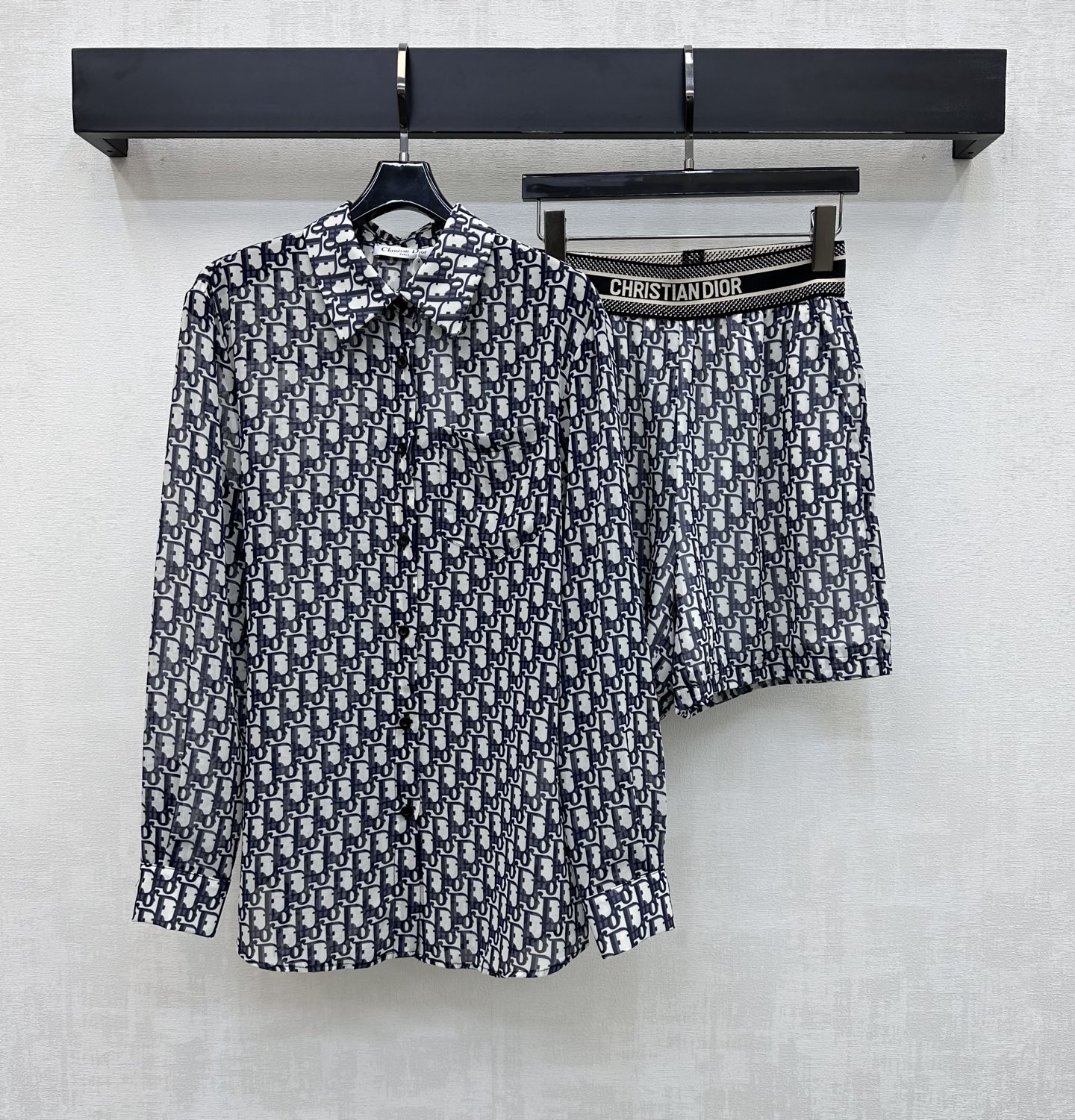 NO:806046,Dio*2026 new product launch printed tulle shirt shorts suit customized YB imported light sheer material, breathable, comfortable and delicate. The iconic letter logo pattern elements are printed all over the body. Echoing the letter ribbon elements on the waistband, it highlights the brand tone. The placket button adjustment is matched with the unilateral pocket decoration on the chest to add layering to the look. Development of surface accessories. Lapel long-sleeved shirt and high-waist stretch shorts tailoring. High-end fashion for daily commuting.  High version,,dior,shorts,shirts,19860909Dio*2026新品上架印花薄纱衬衣短裤套装定制YB进口轻薄透纱材质 透气舒适细腻 通体满印标志性字母徽标图案元素 呼应裤腰字母织带元素 彰显品牌调性 开襟纽扣调节配合胸前单侧口袋装饰 增添造型层次感 面辅料开发 翻领长袖衬衫高腰弹力短裤剪裁 日常通勤成套穿搭高级时髦 高版本,,dior,shorts,shirts,,Women's clothing