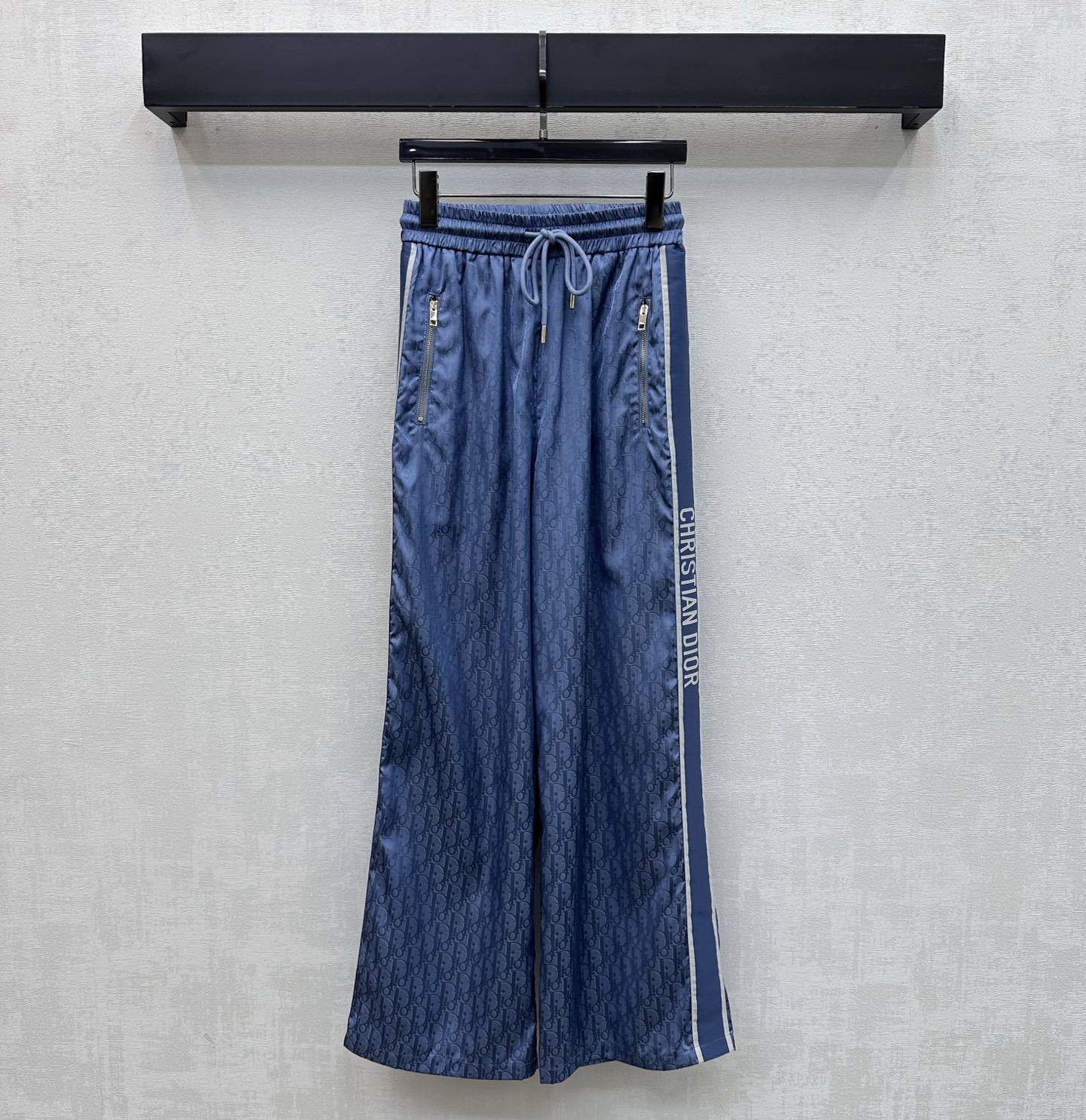 NO:806040,Dio*2026 new products are on the shelves. Jacquard webbing and drawstring trousers are made of YB imported cotton material. They are crisp and stylish. The iconic letter printing elements are all over the body. Echoing the logo webbing embellishment on the outside of the trouser legs, it highlights the brand tone. Adjustable elastic design with the drawstring at the waist to add layering to the look. Rich visual effects. Development of surface accessories. High-waisted straight trousers cut. Casual matching and fashionable. High version 2 colors, dior,19860909Dio*2026新品上架提花织带抽绳长裤定制YB进口棉纶材质 挺括有型 通体满铺标志性字母印花元素 呼应裤腿外侧徽标织带点缀 彰显品牌调性 配合腰头抽绳调节松紧设计 增添造型层次感 丰富视觉效果 面辅料开发 高腰直筒长裤版型剪裁 随意搭配穿搭出彩时髦 高版本2色,,dior,,Women's clothing