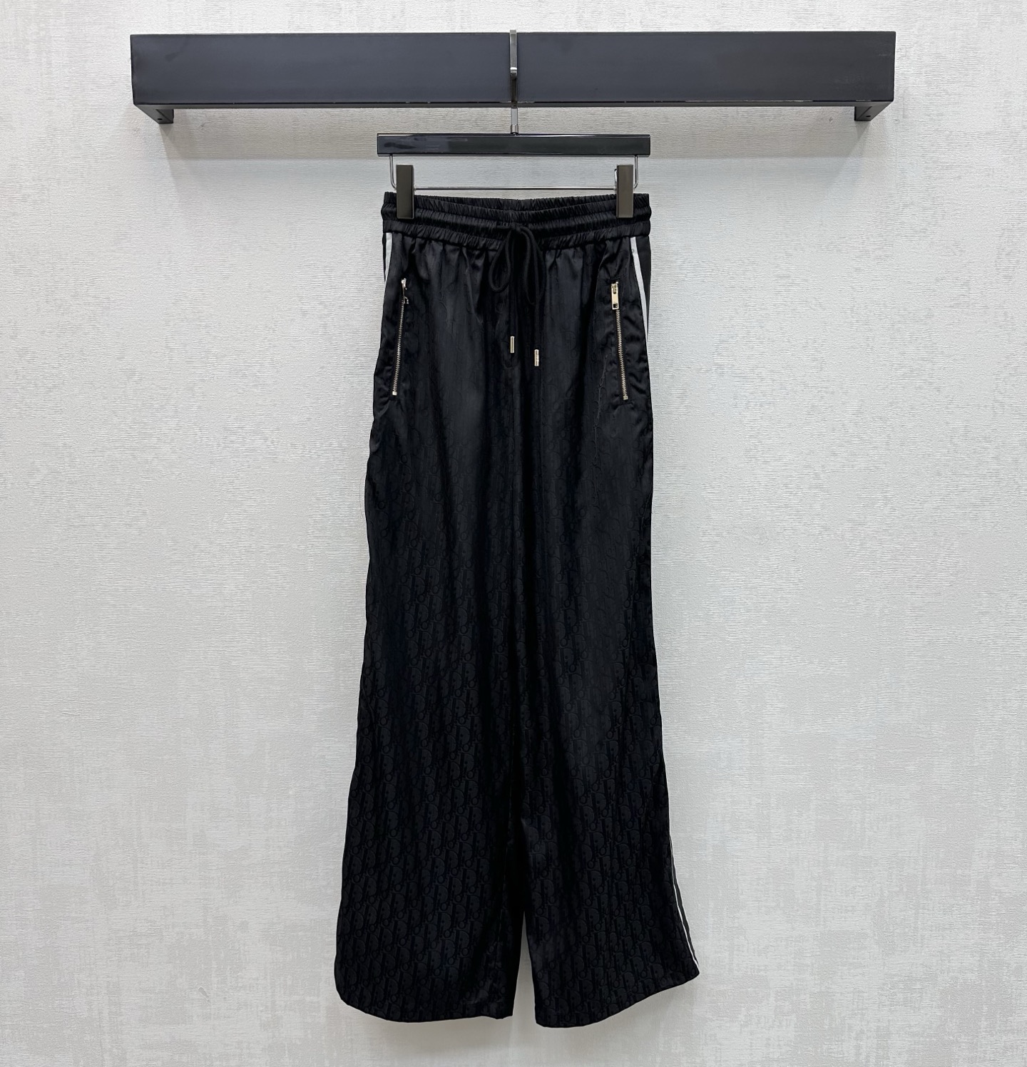 NO:806034,Dio*2026 new products are on the shelves. Jacquard webbing and drawstring trousers are made of YB imported cotton material. They are crisp and stylish. The iconic letter printing elements are all over the body. Echoing the logo webbing embellishment on the outside of the trouser legs, it highlights the brand tone. Adjustable elastic design with the drawstring at the waist to add layering to the look. Rich visual effects. Development of surface accessories. High-waisted straight trousers cut. Casual matching and fashionable. High version 2 colors, dior,19860909Dio*2026新品上架提花织带抽绳长裤定制YB进口棉纶材质 挺括有型 通体满铺标志性字母印花元素 呼应裤腿外侧徽标织带点缀 彰显品牌调性 配合腰头抽绳调节松紧设计 增添造型层次感 丰富视觉效果 面辅料开发 高腰直筒长裤版型剪裁 随意搭配穿搭出彩时髦 高版本2色,,dior,,Women's clothing