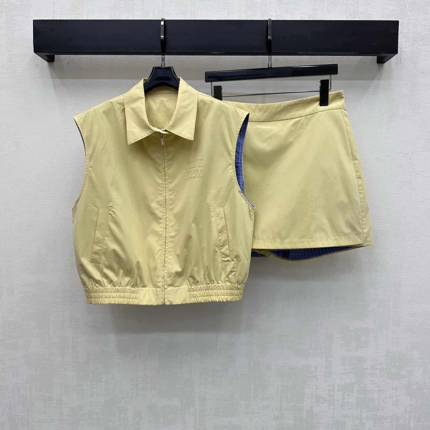 NO:806052,Miumi*2026 new arrivals lapel vest and culottes suit customized YB imported material. Crisp texture, comfortable and stylish. Decorated with iconic letters and stickers on the chest to highlight the brand's tone. Zipper adjustment with hem elastic tightening design to add layering to the look. Development of surface accessories. Flap zipper vest and high-waist culottes cut. Cool and fashionable. A-line version elongates the leg proportions. The first choice for fashionable outfits. High version, miumiu, skirts,19860909Miumi*2026新品上架翻领马甲裙裤套装定制YB进口材质 质感挺括 舒适有型 胸前点缀标志性字母贴标装饰 彰显品牌调性 开襟拉链调节配合下摆弹力收紧设计 增添造型层次感 面辅料开发 翻盖拉链马甲高腰裤裙剪裁 潮酷时髦 A字版型拉长腿部比例 成套搭配时尚穿搭首选  高版本,,miumiu,skirts,,Women's clothing