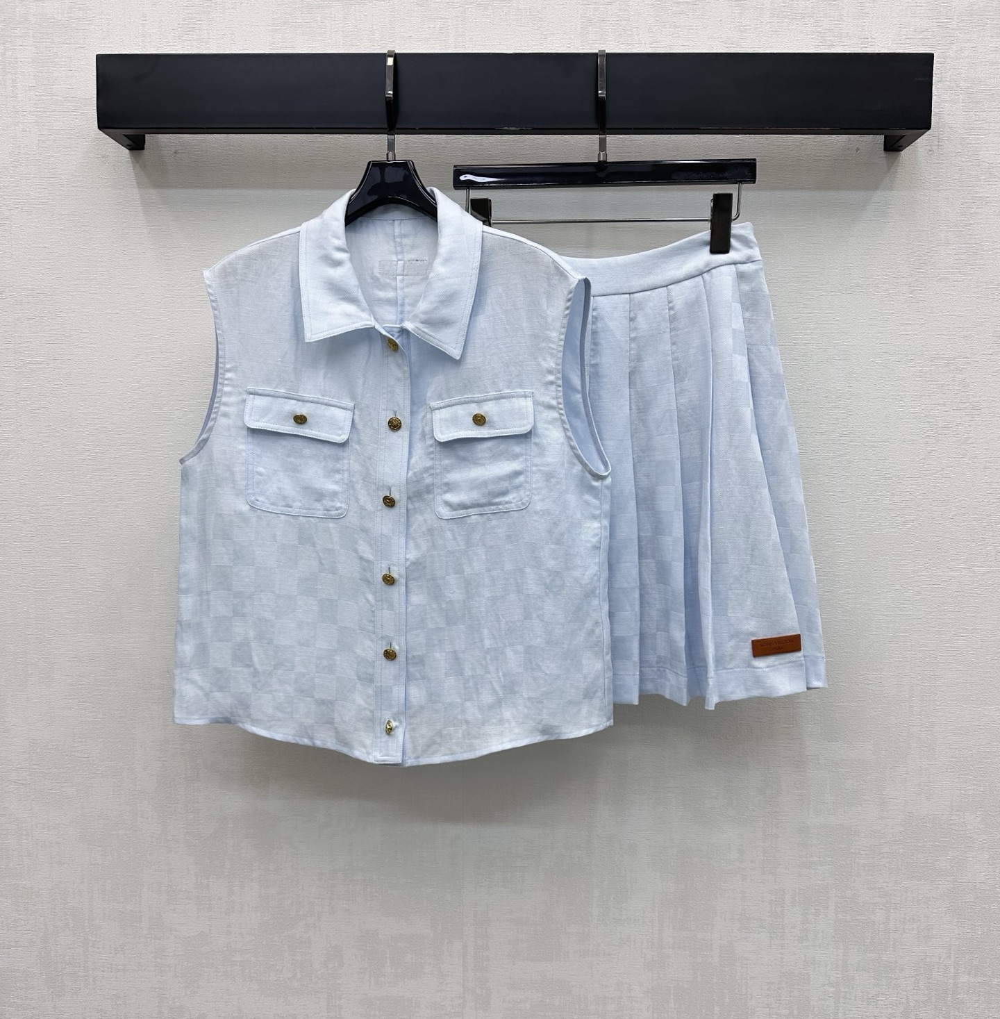 NO:806466,Louis Vuitto*2026 new arrivals lapel vest shorts suit customized YB imported linen lyocell cotton material. Slim and comfortable. All-over checkerboard dark texture with chest flap pocket design to add layering to the look. The back is embellished with the iconic engraved letter leather label decoration. Echoing the skirt details and highlighting the brand tone. The placket buttons are adjustable for easy putting on and taking off. Development of surface accessories. Lapel sleeveless shirt with high waist and pleated skirt tailoring. High-end and fashionable outfit for commuting and vacation.  High version 2 colors,,louis vuitton,skirts,shorts,19860909Louis Vuitto*2026新品上架翻领背心短裤套装定制YB进口亚麻莱赛尔棉材质 垂顺舒适 通体棋盘格暗纹肌理配合胸前翻盖口袋设计 增添造型层次感 后背点缀标志性刻印字母皮标装饰 呼应裙摆细节 彰显品牌调性 开襟纽扣调节方便穿脱 面辅料开发 翻领无袖衬衣高腰百褶半裙剪裁 通勤度假成套穿搭高级时髦 高版本2色,,louis vuitton,skirts,shorts,,Women's clothing