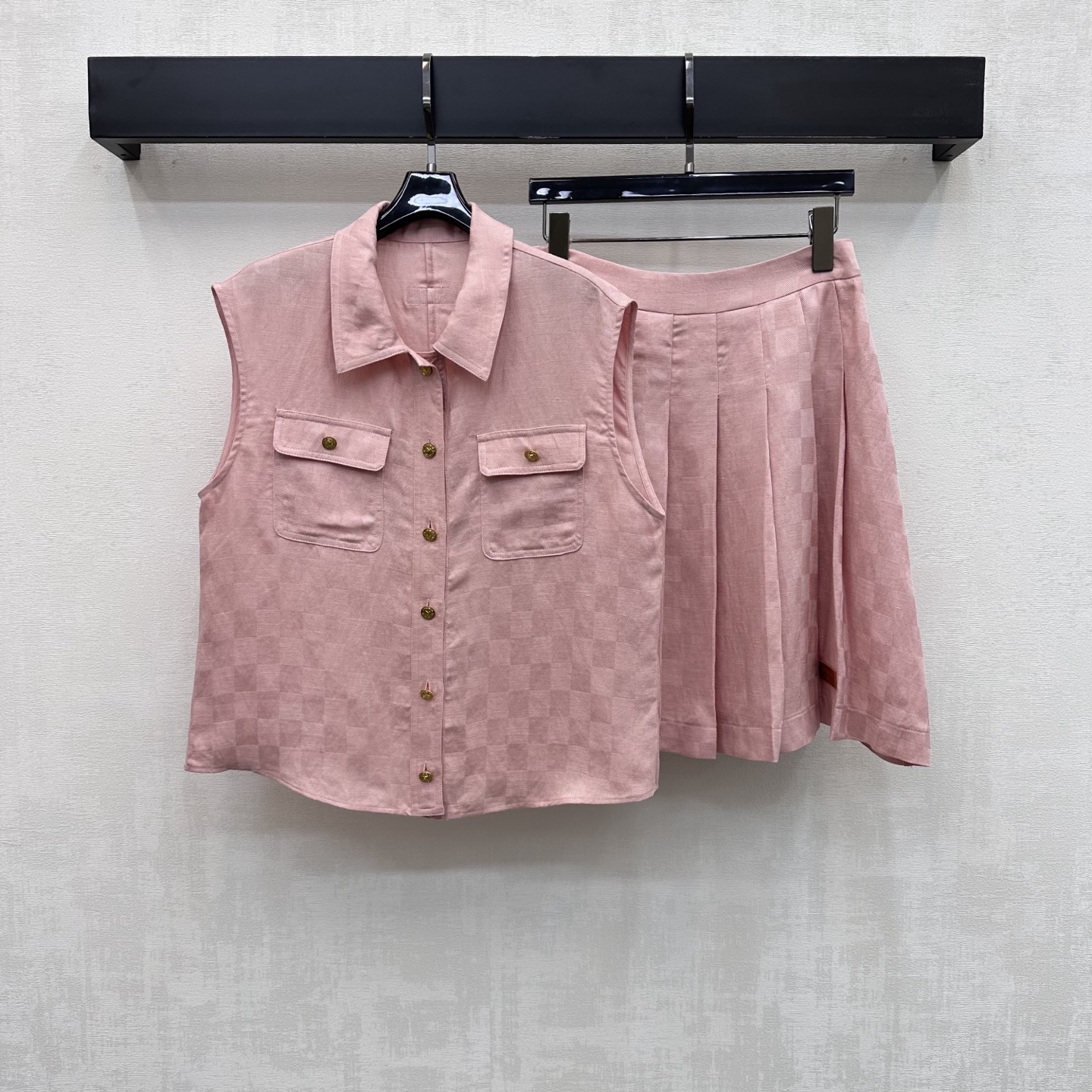 NO:806460,Louis Vuitto*2026 new arrivals lapel vest shorts suit customized YB imported linen lyocell cotton material. Slim and comfortable. All-over checkerboard dark texture with chest flap pocket design to add layering to the look. The back is embellished with the iconic engraved letter leather label decoration. Echoing the skirt details and highlighting the brand tone. The placket buttons are adjustable for easy putting on and taking off. Development of surface accessories. Lapel sleeveless shirt with high waist and pleated skirt tailoring. High-end and fashionable outfit for commuting and vacation.  High version 2 colors,,louis vuitton,skirts,shorts,19860909Louis Vuitto*2026新品上架翻领背心短裤套装定制YB进口亚麻莱赛尔棉材质 垂顺舒适 通体棋盘格暗纹肌理配合胸前翻盖口袋设计 增添造型层次感 后背点缀标志性刻印字母皮标装饰 呼应裙摆细节 彰显品牌调性 开襟纽扣调节方便穿脱 面辅料开发 翻领无袖衬衣高腰百褶半裙剪裁 通勤度假成套穿搭高级时髦 高版本2色,,louis vuitton,skirts,shorts,,Women's clothing