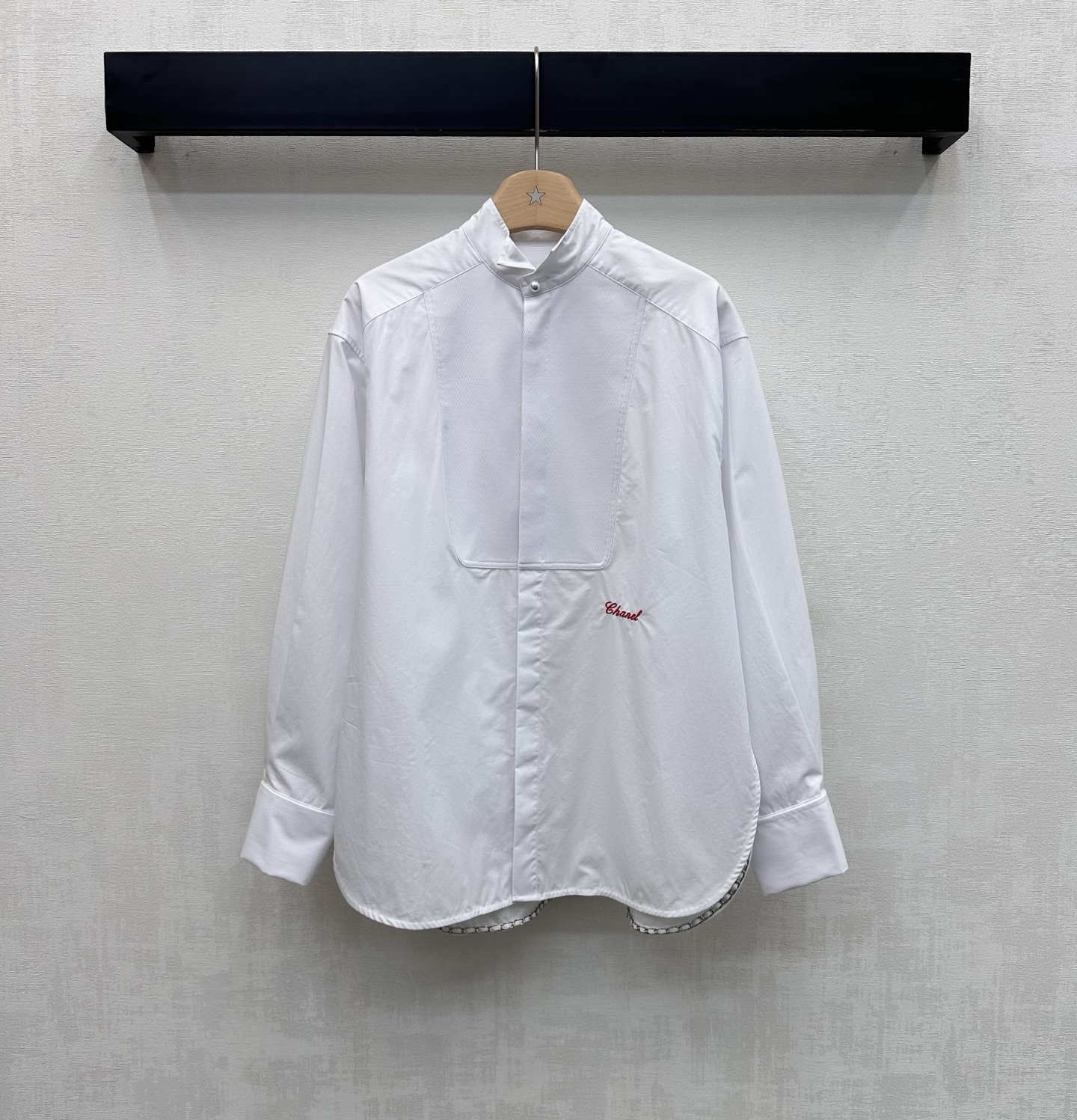 NO:806478,Chane*2026 New Arrival Stand Collar Profile Shirt Customized YB imported twill cotton material Breathable and comfortable, full of texture The neckline is decorated with pearl round buckle adjustment decoration, and the central texture of the chest collides with the body to add layering to the look. The iconic embroidered letter logo on the waist echoes the cloth label and chain on the inner side of the placket to highlight the brand tone. Development of surface accessories Stand collar drop shoulder loose shirt tailoring Casual matching and lazy style High version 36 38  40,,chanel,shirts,19860909Chane*2026新品上架立领廓形衬衣定制YB进口斜纹全棉材质 透气舒适 质感十足 领口饰以珍珠圆扣调节装饰 配合胸前居中纹理与大身形成碰撞 增添造型层次感 腰侧点缀标志性刺绣字母徽标与襟内侧布标和链条呼应 彰显品牌调性 面辅料开发 立领落肩宽松衬衫剪裁 随意搭配穿搭慵懒洋气 高版本36 38 40,,chanel,shirts,,Women's clothing