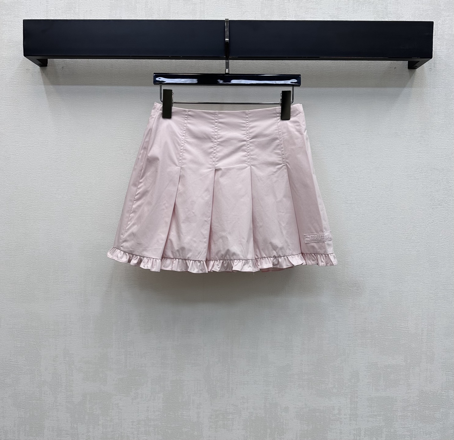NO:806499,Miumi*2026 new products are on the shelves. Lace pleated skirt is made of YB imported twill cotton. It is comfortable, light and breathable. The skirt is decorated with spliced ​​pleated lace to reduce age and sweetness. The side is embellished with iconic letter embroidery logo decoration to highlight the brand tone. Simple and advanced. Development of surface accessories. High waist pleated short skirt cut. Can be matched with the same series of shirts. Complete set to wear youthful college style. High version,,miumiu,skirts,shirts,19860909Miumi*2026新品上架花边压褶半裙定制YB进口斜纹全棉材质 舒适轻薄透气 裙摆饰以拼接压褶花边装饰 减龄甜美 侧边点缀标志性字母刺绣徽标装饰 彰显品牌调性 简约高级 面辅料开发 高腰压褶短裙剪裁 可搭配同系列衬衫 成套穿搭青春学院风 高版本,,miumiu,skirts,shirts,,Women's clothing