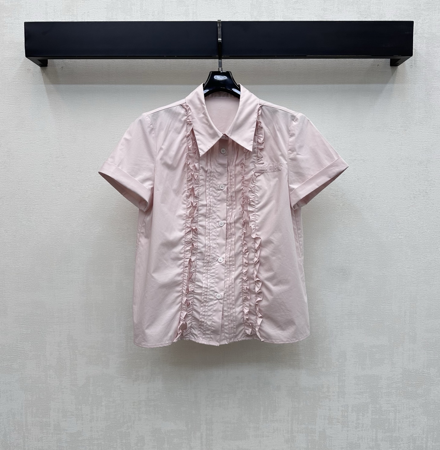 NO:806505,Miumi*2026 new arrivals lace short-sleeved shirt made of YB imported twill cotton material. Comfortable, light and breathable. The front is decorated with vertical pit strips and pleated lace decoration. It reduces age and is sweet. The chest is embellished with iconic letter embroidery logo decoration to highlight the brand tone. Simple and advanced. Development of surface accessories. Lapel short-sleeved shirt tailoring. Can be paired with skirts from the same series. Complete set to wear youthful college style. High version,,miumiu,skirts,shirts,T-shirt,19860909Miumi*2026新品上架花边短袖衬衣定制YB进口斜纹全棉材质 舒适轻薄透气 前襟饰以竖坑条拼接压褶花边装饰 减龄甜美 胸口点缀标志性字母刺绣徽标装饰 彰显品牌调性 简约高级 面辅料开发 翻领短袖衬衫剪裁 可搭配同系列半裙 成套穿搭青春学院风 高版本,,miumiu,skirts,shirts,T-shirt,,Women's clothing