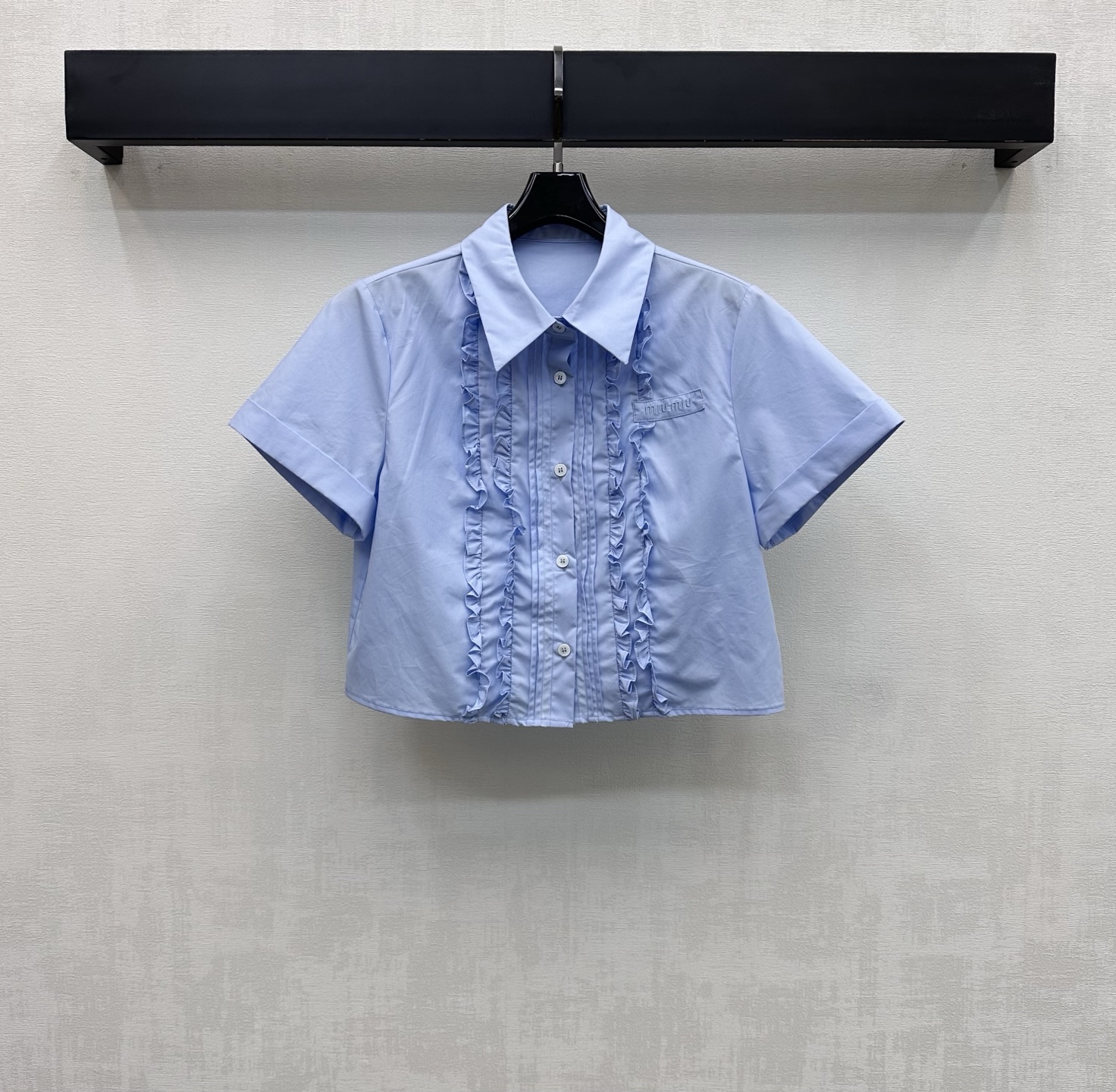 NO:806493,Miumi*2026 new arrival lace short shirt made of YB imported twill cotton material. Comfortable, light and breathable. The front is decorated with vertical pit strips and pleated lace decoration. It reduces age and sweetness. The chest is embellished with iconic letter embroidery logo decoration to highlight the brand tone. Simple and advanced. Development of surface accessories. Lapel short shirt tailoring. Casually matched with skirts and trousers, youthful college style. High version,,miumiu,skirts,shirts,19860909Miumi*2026新品上架花边短款衬衣定制YB进口斜纹全棉材质 舒适轻薄透气 前襟饰以竖坑条拼接压褶花边装饰 减龄甜美 胸口点缀标志性字母刺绣徽标装饰 彰显品牌调性 简约高级 面辅料开发 翻领短款衬衫剪裁 随意搭配裙裤装青春学院风 高版本,,miumiu,skirts,shirts,,Women's clothing