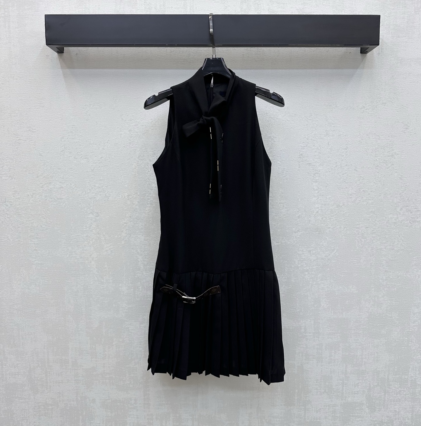 NO:807002,Louis Vuitto*2026 new arrivals lace-up pleated vest dress. Customized YB imported acetic acid material. Clear texture, smooth and comfortable. The neckline is decorated with a lace-up adjustment design. It is embellished with the iconic metal four-leaf clover logo to highlight the brand's tone. The low-waisted pleated skirt is spliced with leather buckle decoration to add layering to the look. It adds a European-style palace luxurious atmosphere. Development of surface accessories. Sleeveless dress tailoring. Full of high-end sophistication for commuting and dating.  high version,,louis vuitton,skirts,19860909Louis Vuitto*2026新品上架系带压褶背心裙 定制YB进口醋酸材质 质感清透 垂顺舒适 领口饰以系带调节设计 配合标志性金属四叶草徽标点缀之上 彰显品牌调性 低腰百褶裙摆拼接处理皮革扣带装饰 增添造型层次感 更添欧式的宫廷华贵气息 面辅料开发 无袖连衣裙剪裁 通勤约会穿搭高级精致感十足  高版本,,louis vuitton,skirts,,Women's clothing