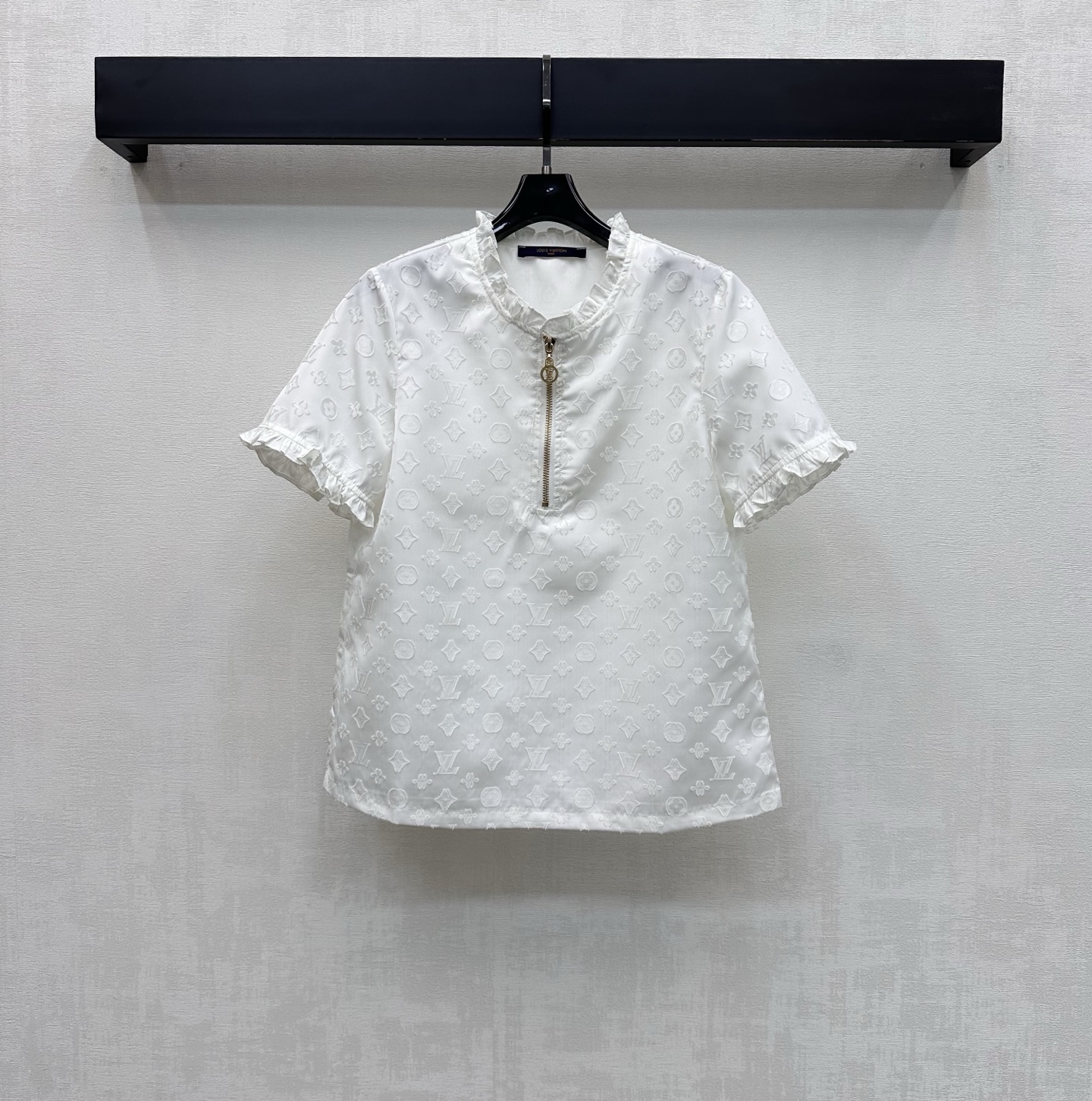 NO:806986,Louis Vuitto*2026 new arrivals Jacquard short-sleeved tops are made of custom YB imported jacquard material. They are draped, comfortable and textured. Three-dimensional and clear four-leaf clover letter logo elements are displayed throughout the body to highlight the brand's tone. The metal-engraved zipper adjustment of the half placket is combined with the pleated lace cutting design of the collar and cuffs to add layering to the look. The style is simple and fashionable. The development of surface accessories. Round-neck short-sleeved tops are cut. Casually matched with skirts and trousers, full of fashionable style and full of style.  High version 2 colors, louis vuitton, skirts, T-shirt,19860909Louis Vuitto*2026新品上架提花短袖上衣定制YB进口提花材质 垂顺舒适有质感 通体呈现立体清晰四叶草字母徽标元素 彰显品牌调性 半开襟金属刻印拉链调节配合领口袖口拼接压褶花边裁剪设计 增添造型层次感 风格简约时尚 面辅料开发 圆领短袖上衣剪裁 随意搭配裙裤装穿搭满满时髦风格 洋气十足 高版本2色,,louis vuitton,skirts,T-shirt,,Women's clothing