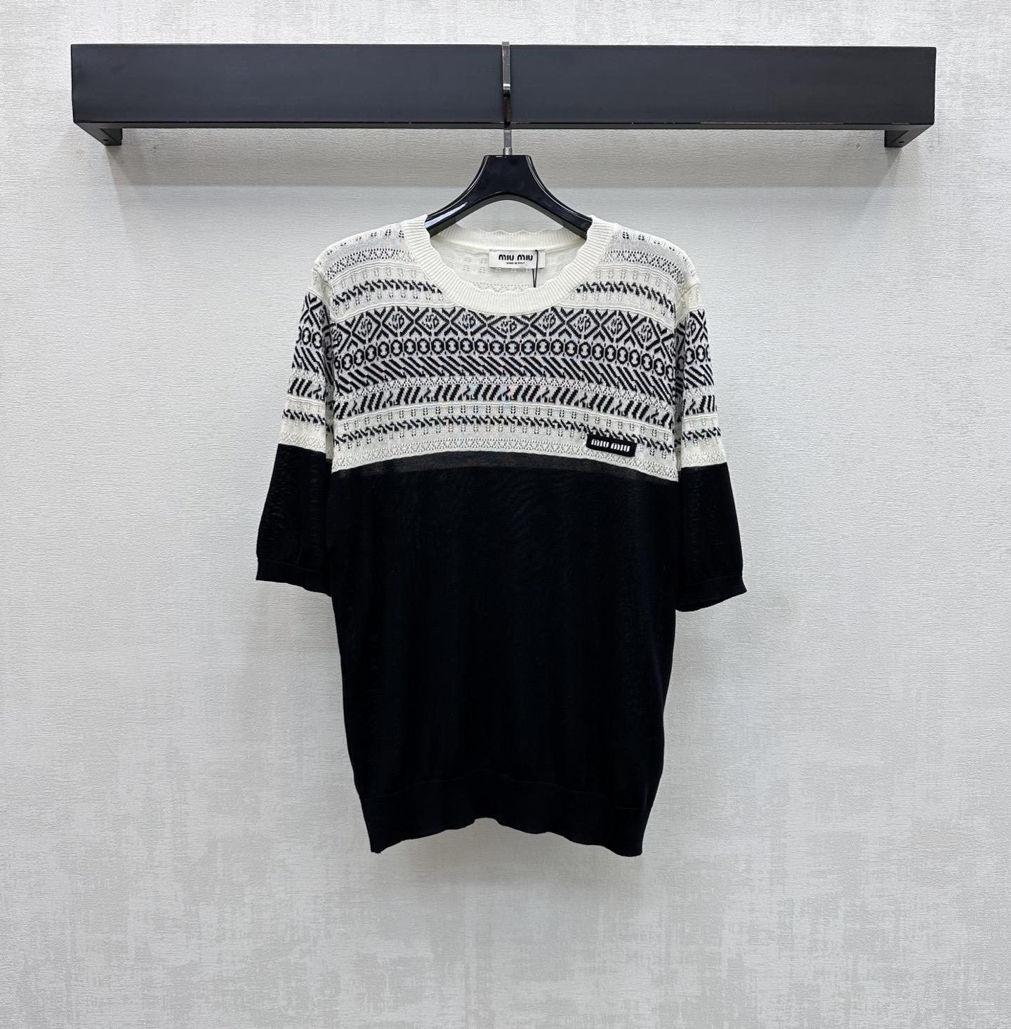 NO:829240,Miumi*2026 new arrival round neck contrasting color knitted top customized YB imported blended wool yarn material is fine and soft, breathable and skin-friendly. The whole body is made of retro Fair Isle jacquard knitted texture contrasting color design to add layering to the shape. The chest is embellished with iconic letter label decoration to highlight the brand tone. Create an Italian youthful and energetic atmosphere. Development of surface accessories. Round neck short-sleeved top tailoring. Casual matching for daily commuting and appointments. Exquisite and advanced. High version, miumiu, T-shirt,19860909Miumi*2026新品上架圆领撞色针织上衣定制YB进口混纺羊毛纱线材质 质地细腻柔软 透气亲肤 通体采用复古费尔岛提花针织纹理撞色设计 增添造型层次感 胸前点缀标志性字母贴标装饰 彰显品牌调性 打造意式青春活力气息 面辅料开发 圆领短袖上衣剪裁 日常通勤约会随意搭配穿搭精致高级  高版本,,miumiu,T-shirt,,Women's clothing