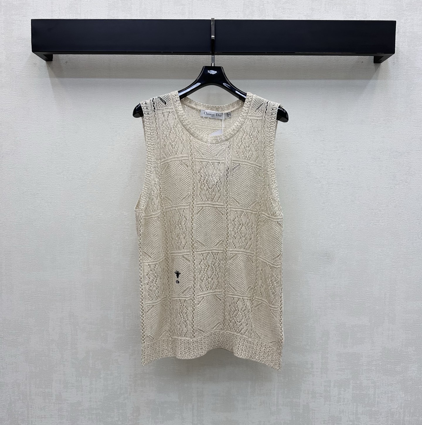 NO:829277,Dio*2026 new arrival round neck knitted vest customized YB imported high-count cotton blended yarn material. The texture is fine and soft, breathable and skin-friendly. The whole body is designed with retro hollow geometric knitted texture to add layering to the look. The waist is decorated with the iconic letter bee embroidery logo to highlight the brand tone. Create an Italian elegant and luxurious atmosphere. Surface accessories development. Round neck vest style tailoring. Casual matching for daily commuting and dating. Exquisite and advanced. High version, dior,19860909Dio*2026新品上架圆领针织背心定制YB进口高支棉混纺纱线材质 质地细腻柔软 透气亲肤 通体采用复古镂空几何针织纹理设计 增添造型层次感 腰侧点缀标志性字母蜜蜂刺绣徽标装饰 彰显品牌调性 打造意式优雅奢华气息 面辅料开发 圆领背心版型剪裁 日常通勤约会随意搭配穿搭精致高级  高版本,,dior,,Women's clothing
