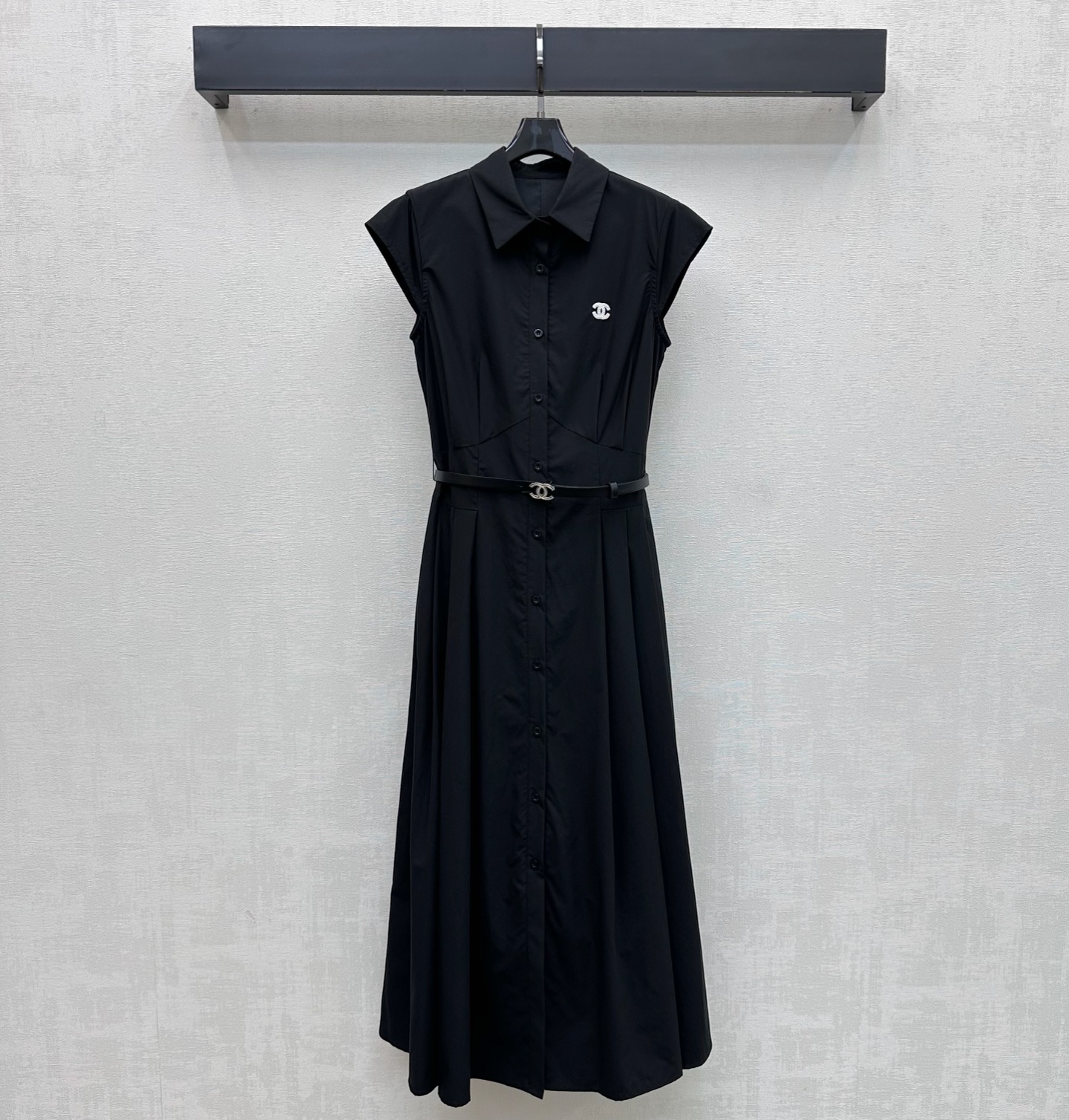 NO:808802,Chane*2026 New Arrival Belt Vest Skirt Customized YB Imported Twill Cotton Material Fine Texture Drape Stylish Open Button Adjustment and Flying Sleeve Design Used with Double C Metal Buckle Belt to Outline the Waist to Add Layering to the Style The Iconic Letter Embroidery Logo Decoration on the Chest Highlights the Brand's Tonality Generous and Elegant Feminine Breathing Enhances Charm Development of Surface Accessories Lapel Shirt Skirt Tailoring Utilizes Cutting and Details to Improve Sophistication More Showing Overall Intellectual Temperament and Body Shape Accommodation  The upper body is simple and high-end. High version 2 colors 36 38 40,,chanel,skirts,19860909Chane*2026新品上架腰带背心裙定制YB进口斜纹全棉材质 质感细腻 垂感有型 开襟纽扣调节与飞袖设计 配合双C金属扣皮带勾勒收腰处理 增添造型层次感 胸前点缀标志性字母刺绣徽标装饰 彰显品牌调性 大气优雅 柔美气息提升魅力 面辅料开发 翻领衬衣裙剪裁 利用裁剪和细节提升精致度 更显整体知性气质包容身形 上身简约高级  高版本2色36 38 40,,chanel,skirts,,Women's clothing