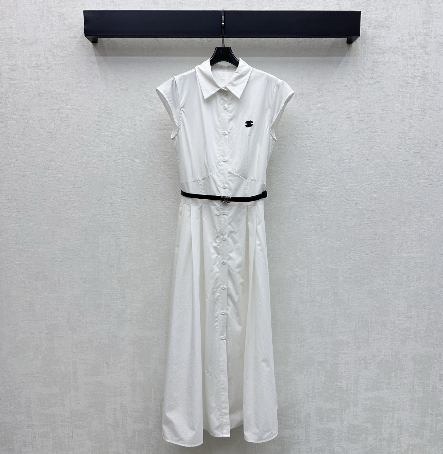 NO:808806,Chane*2026 New Arrival Belt Vest Skirt Customized YB Imported Twill Cotton Material Fine Texture Drape Stylish Open Button Adjustment and Flying Sleeve Design Used with Double C Metal Buckle Belt to Outline the Waist to Add Layering to the Style The Iconic Letter Embroidery Logo Decoration on the Chest Highlights the Brand's Tonality Generous and Elegant Feminine Breathing Enhances Charm Development of Surface Accessories Lapel Shirt Skirt Tailoring Utilizes Cutting and Details to Improve Sophistication More Showing Overall Intellectual Temperament and Body Shape Accommodation  The upper body is simple and high-end. High version 2 colors 36 38 40,,chanel,skirts,19860909Chane*2026新品上架腰带背心裙定制YB进口斜纹全棉材质 质感细腻 垂感有型 开襟纽扣调节与飞袖设计 配合双C金属扣皮带勾勒收腰处理 增添造型层次感 胸前点缀标志性字母刺绣徽标装饰 彰显品牌调性 大气优雅 柔美气息提升魅力 面辅料开发 翻领衬衣裙剪裁 利用裁剪和细节提升精致度 更显整体知性气质包容身形 上身简约高级  高版本2色36 38 40,,chanel,skirts,,Women's clothing