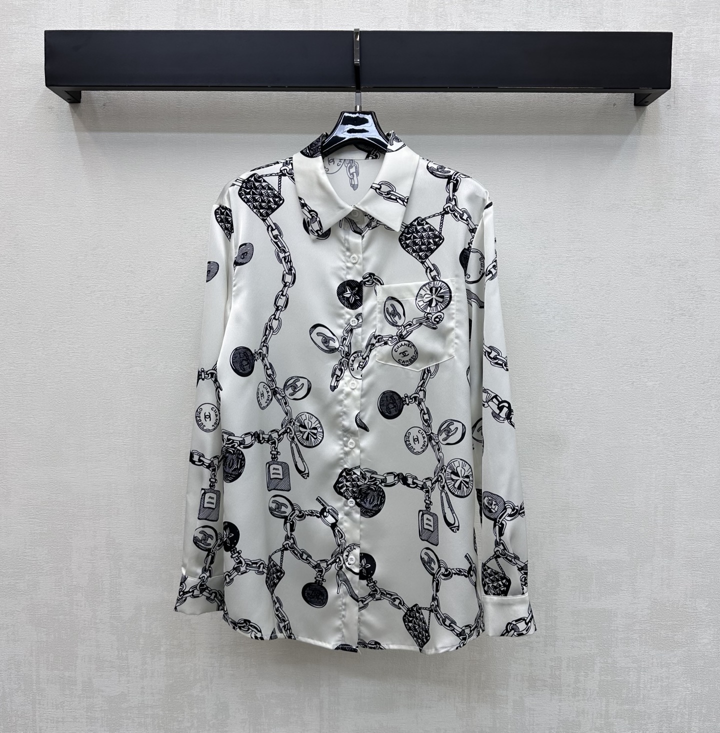 NO:808780,Dio*2026 new arrivals, chain printed lapel shirt, custom-made YB imported twill material, smooth and comfortable, all-over printed chain pendant logo pattern, echoing the iconic letter details, highlighting the brand tone, placket button adjustment and chest pocket design, adding layering to the look. The upper body is full of lazy style, echoing the refreshing holiday atmosphere in the hot summer. Development of surface accessories, lapel right shoulder long-sleeved shirt cut, can be matched with skirts of the same series, easy to wear for commuting and holidaying  High version 36 38 40,,dior,skirts,shirts,19860909Dio*2026新品上架链条印花翻领衬衣定制YB进口斜纹绸材质 垂顺舒适 通体满印链条挂饰徽标图案 呼应标志性字母细节 彰显品牌调性 开襟纽扣调节配合胸前口袋设计 增添造型层次感 上身充满慵懒风情气息 呼应炎炎夏日的清爽度假气息 面辅料开发 翻领正肩长袖衬衫剪裁 可搭配同系列半裙 通勤度假轻松驾驭穿搭 高版本36 38 40,,dior,skirts,shirts,,Women's clothing