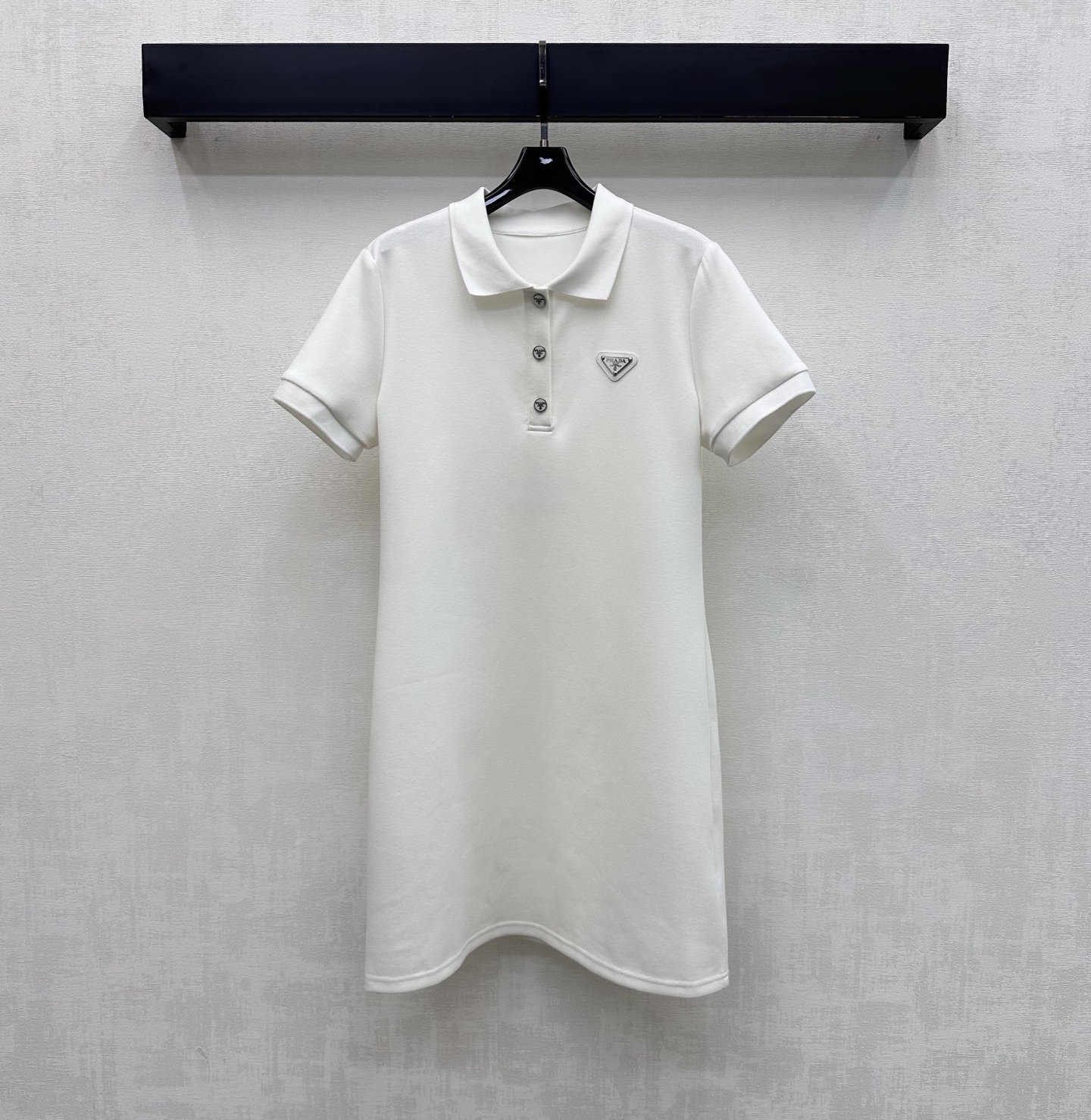 NO:807558,Prad*2026 New Arrival Logo Lapel Dress Customized YB Imported Cotton Material Mercerized, Glossy and Comfortable The iconic metal triangle logo is decorated on the chest to highlight the brand tone. The half-bracket metal engraved button adjustment design is used to add layering to the look. Surface accessories development. Lapel short-sleeved dress tailoring. Simple and casual daily commuting wear. High version 2 colors, prada, skirts, T-shirt,19860909Prad*2026新品上架徽标翻领连衣裙定制YB进口棉纶材质 丝光处理 光泽舒适 胸前饰以标志性金属三角徽标装饰 彰显品牌调性 沿用半开襟金属刻印纽扣调节设计 增添造型层次感 面辅料开发 翻领短袖连衣裙剪裁 日常通勤穿搭简约休闲   高版本2色,,prada,skirts,T-shirt,,Women's clothing