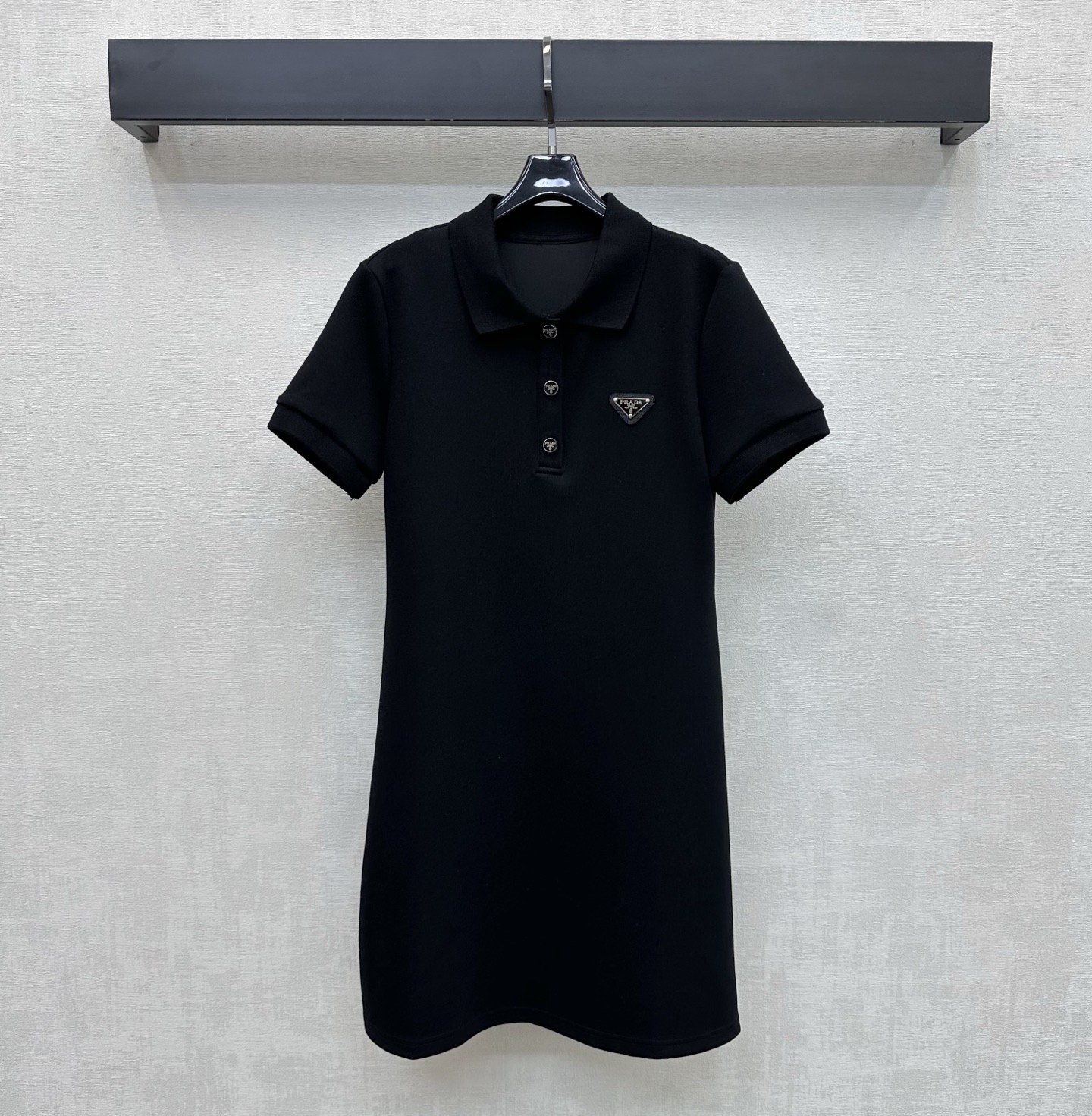 NO:807554,Prad*2026 New Arrival Logo Lapel Dress Customized YB Imported Cotton Material Mercerized, Glossy and Comfortable The iconic metal triangle logo is decorated on the chest to highlight the brand tone. The half-bracket metal engraved button adjustment design is used to add layering to the look. Surface accessories development. Lapel short-sleeved dress tailoring. Simple and casual daily commuting wear. High version 2 colors, prada, skirts, T-shirt,19860909Prad*2026新品上架徽标翻领连衣裙定制YB进口棉纶材质 丝光处理 光泽舒适 胸前饰以标志性金属三角徽标装饰 彰显品牌调性 沿用半开襟金属刻印纽扣调节设计 增添造型层次感 面辅料开发 翻领短袖连衣裙剪裁 日常通勤穿搭简约休闲   高版本2色,,prada,skirts,T-shirt,,Women's clothing