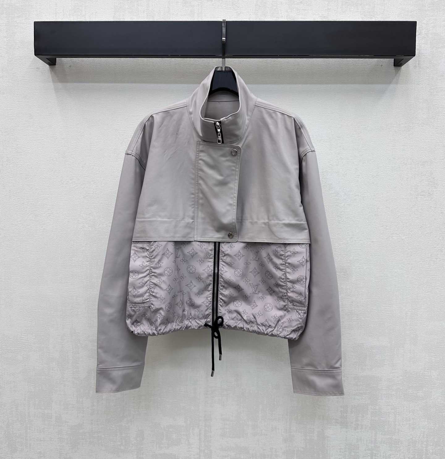 NO:808737,Louis Vuitto*2026 new products are on the shelves. The stand-up collar splicing assault jacket is made of YB imported twill cotton nylon material. Breathable and comfortable, full of texture. The double fabric splicing design is used to present different visual collision effects and add layering to the look. The iconic four-leaf clover letter print element decoration highlights the brand tone. The zipper adjustment of the placket is combined with the drawstring tightening at the hem to make it more lightweight and flexible. Development of surface accessories. The tailoring of the stand-up collar zipper jacket has a fashionable and relaxed style.  The perfect choice for casual wear, high version 2 colors,,louis vuitton,jackets & coats,jackets & coats,19860909Louis Vuitto*2026新品上架立领拼接冲锋外套定制YB进口斜纹全棉尼龙材质 透气舒适 质感十足 沿用双重面料拼接设计 呈现不同视觉碰撞效果 增添造型层次感 标志性四叶草字母印花元素装饰 彰显品牌调性 开襟拉链调节配合下摆抽绳收紧处理 更为轻便灵活 面辅料开发 立领拉链夹克外套剪裁 风格时髦松弛 休闲穿搭的不二之选  高版本2色,,louis vuitton,jackets & coats,jackets & coats,,Women's clothing