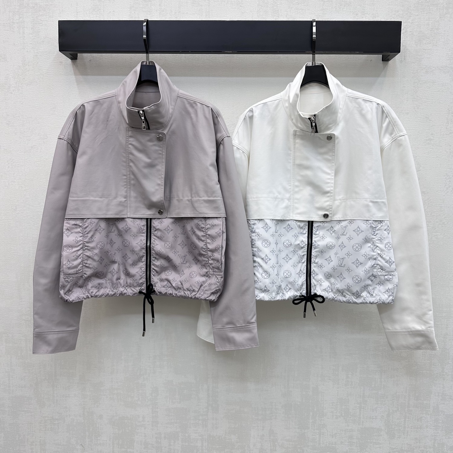 NO:808731,Louis Vuitto*2026 new products are on the shelves. The stand-up collar splicing assault jacket is made of YB imported twill cotton nylon material. Breathable and comfortable, full of texture. The double fabric splicing design is used to present different visual collision effects and add layering to the look. The iconic four-leaf clover letter print element decoration highlights the brand tone. The zipper adjustment of the placket is combined with the drawstring tightening at the hem to make it more lightweight and flexible. Development of surface accessories. The tailoring of the stand-up collar zipper jacket has a fashionable and relaxed style.  The perfect choice for casual wear, high version 2 colors,,louis vuitton,jackets & coats,jackets & coats,19860909Louis Vuitto*2026新品上架立领拼接冲锋外套定制YB进口斜纹全棉尼龙材质 透气舒适 质感十足 沿用双重面料拼接设计 呈现不同视觉碰撞效果 增添造型层次感 标志性四叶草字母印花元素装饰 彰显品牌调性 开襟拉链调节配合下摆抽绳收紧处理 更为轻便灵活 面辅料开发 立领拉链夹克外套剪裁 风格时髦松弛 休闲穿搭的不二之选  高版本2色,,louis vuitton,jackets & coats,jackets & coats,,Women's clothing