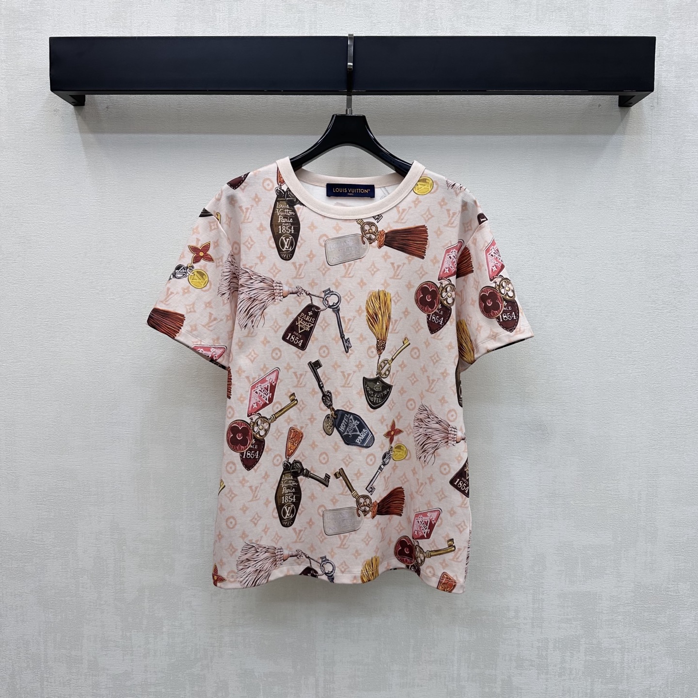 NO:808743,Louis Vuitto*2026 new products are on the shelves. Round neck printed short-sleeved custom YB imported twill cotton material. Breathable and comfortable. The iconic four-leaf clover letter printed logo element is printed all over the body. Highlighting the brand tone. It has a full sense of socialite and old money. High-end style. The regular version is not picky about the figure and is slimmer and proportional. Adds a layered look to create a personalized style. Relaxed and fashionable. Development of surface accessories. Round neck short-sleeved T-shirt tailoring. It is fashionable to wear alone.  High version 3 colors,,louis vuitton,T-shirt,tees,t-shirt,19860909Louis Vuitto*2026新品上架圆领印花短袖定制YB进口斜纹全棉材质 透气舒适 通体满印标志性四叶草字母印花徽标元素 彰显品牌调性 带有满满名媛老钱感 高级格调 常规版型不挑身材更显瘦显比例 增添造型层次感 打造个性风格 松弛而时髦 面辅料开发 圆领短袖T恤剪裁 单穿内搭出彩时髦 高版本3色,,louis vuitton,T-shirt,tees，t-shirt,,Women's clothing