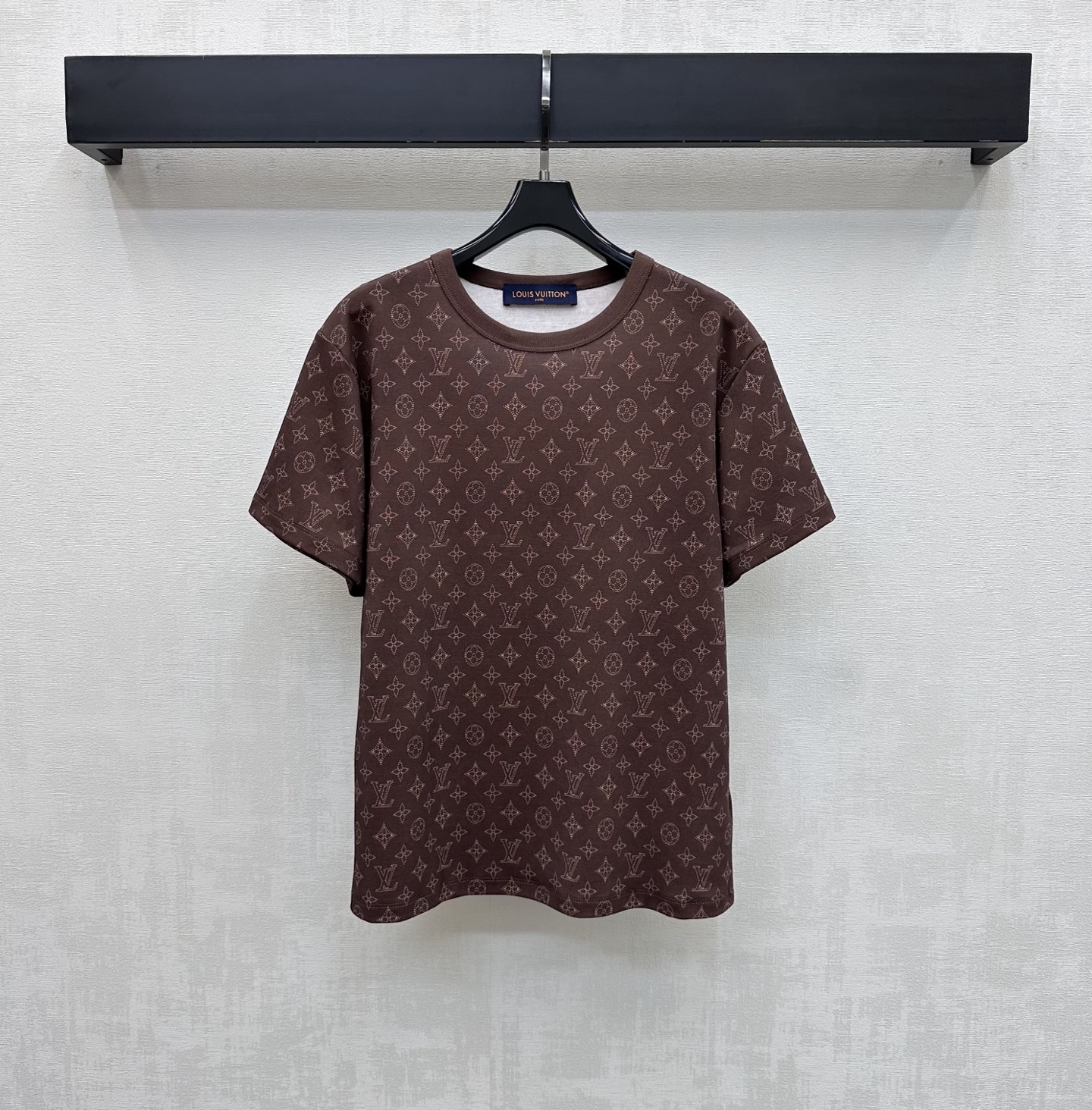 NO:808751,Louis Vuitto*2026 new products are on the shelves. Round neck printed short-sleeved custom YB imported twill cotton material. Breathable and comfortable. The iconic four-leaf clover letter printed logo element is printed all over the body. Highlighting the brand tone. It has a full sense of socialite and old money. High-end style. The regular version is not picky about the figure and is slimmer and proportional. Adds a layered look to create a personalized style. Relaxed and fashionable. Development of surface accessories. Round neck short-sleeved T-shirt tailoring. It is fashionable to wear alone.  High version 3 colors,,louis vuitton,T-shirt,tees,t-shirt,19860909Louis Vuitto*2026新品上架圆领印花短袖定制YB进口斜纹全棉材质 透气舒适 通体满印标志性四叶草字母印花徽标元素 彰显品牌调性 带有满满名媛老钱感 高级格调 常规版型不挑身材更显瘦显比例 增添造型层次感 打造个性风格 松弛而时髦 面辅料开发 圆领短袖T恤剪裁 单穿内搭出彩时髦 高版本3色,,louis vuitton,T-shirt,tees，t-shirt,,Women's clothing