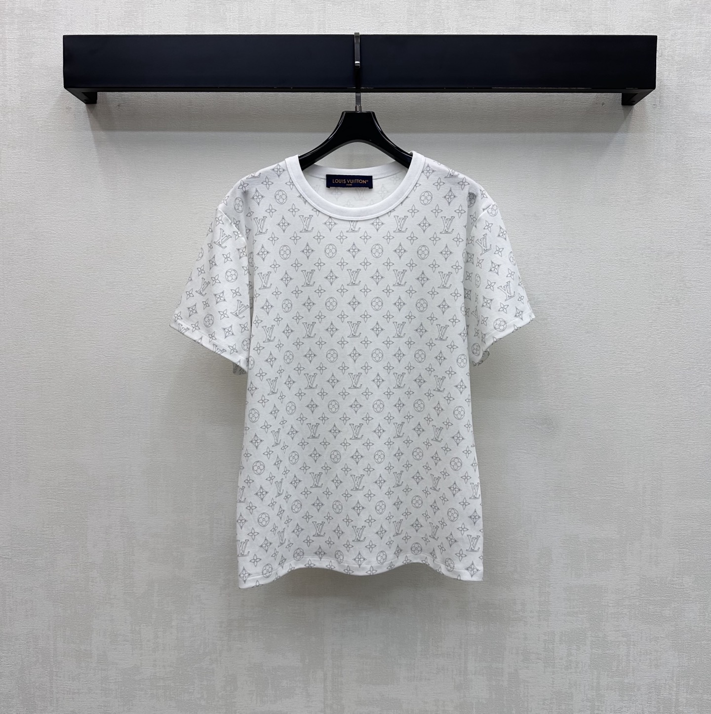 NO:808747,Louis Vuitto*2026 new products are on the shelves. Round neck printed short-sleeved custom YB imported twill cotton material. Breathable and comfortable. The iconic four-leaf clover letter printed logo element is printed all over the body. Highlighting the brand tone. It has a full sense of socialite and old money. High-end style. The regular version is not picky about the figure and is slimmer and proportional. Adds a layered look to create a personalized style. Relaxed and fashionable. Development of surface accessories. Round neck short-sleeved T-shirt tailoring. It is fashionable to wear alone.  High version 3 colors,,louis vuitton,T-shirt,tees,t-shirt,19860909Louis Vuitto*2026新品上架圆领印花短袖定制YB进口斜纹全棉材质 透气舒适 通体满印标志性四叶草字母印花徽标元素 彰显品牌调性 带有满满名媛老钱感 高级格调 常规版型不挑身材更显瘦显比例 增添造型层次感 打造个性风格 松弛而时髦 面辅料开发 圆领短袖T恤剪裁 单穿内搭出彩时髦 高版本3色,,louis vuitton,T-shirt,tees，t-shirt,,Women's clothing