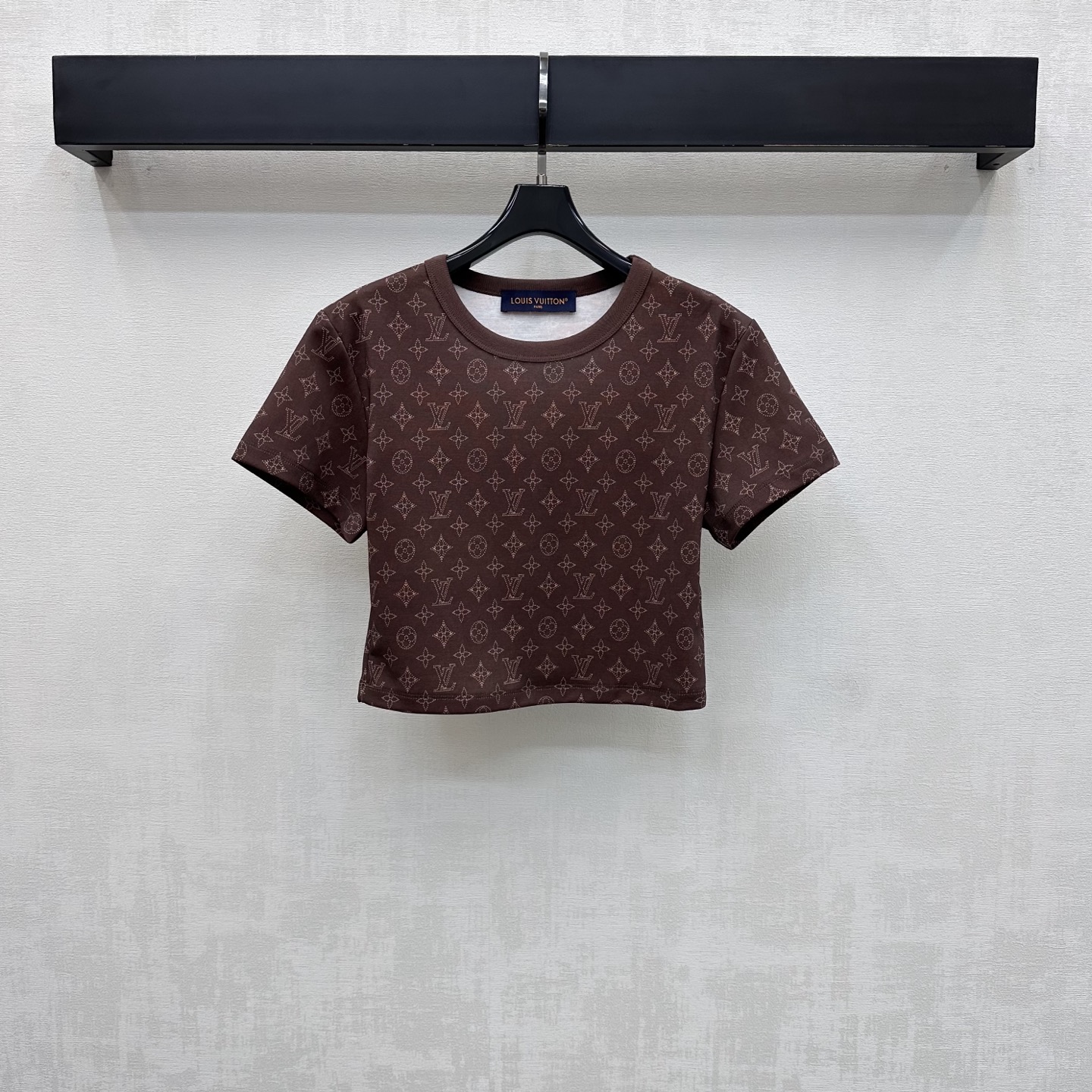 NO:808763,Louis Vuitto*2026 new products are on the shelves. Round neck printed short style. Customized YB imported twill cotton material. Breathable and comfortable. The iconic four-leaf clover letter printing logo element is printed all over the body. Highlighting the brand tone. It has a full sense of socialite and old money. High-end style. The short version exposes the waist to make it slimmer and proportional. Adds a sense of layering to the shape. Create a personalized style. Relaxed and fashionable. Development of surface accessories. Round neck short T-shirt tailoring. It is fashionable to wear alone.  High version 3 colors, louis vuitton, tees, t-shirt,19860909Louis Vuitto*2026新品上架圆领印花短款定制YB进口斜纹全棉材质 透气舒适 通体满印标志性四叶草字母印花徽标元素 彰显品牌调性 带有满满名媛老钱感 高级格调 短款版型露出腰身更显瘦显比例 增添造型层次感 打造个性风格 松弛而时髦 面辅料开发 圆领短款T恤剪裁 单穿内搭出彩时髦 高版本3色,,louis vuitton,tees，t-shirt,,Women's clothing