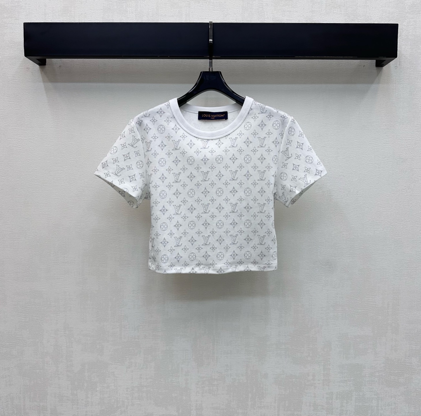 NO:808759,Louis Vuitto*2026 new products are on the shelves. Round neck printed short style. Customized YB imported twill cotton material. Breathable and comfortable. The iconic four-leaf clover letter printing logo element is printed all over the body. Highlighting the brand tone. It has a full sense of socialite and old money. High-end style. The short version exposes the waist to make it slimmer and proportional. Adds a sense of layering to the shape. Create a personalized style. Relaxed and fashionable. Development of surface accessories. Round neck short T-shirt tailoring. It is fashionable to wear alone.  High version 3 colors, louis vuitton, tees, t-shirt,19860909Louis Vuitto*2026新品上架圆领印花短款定制YB进口斜纹全棉材质 透气舒适 通体满印标志性四叶草字母印花徽标元素 彰显品牌调性 带有满满名媛老钱感 高级格调 短款版型露出腰身更显瘦显比例 增添造型层次感 打造个性风格 松弛而时髦 面辅料开发 圆领短款T恤剪裁 单穿内搭出彩时髦 高版本3色,,louis vuitton,tees，t-shirt,,Women's clothing