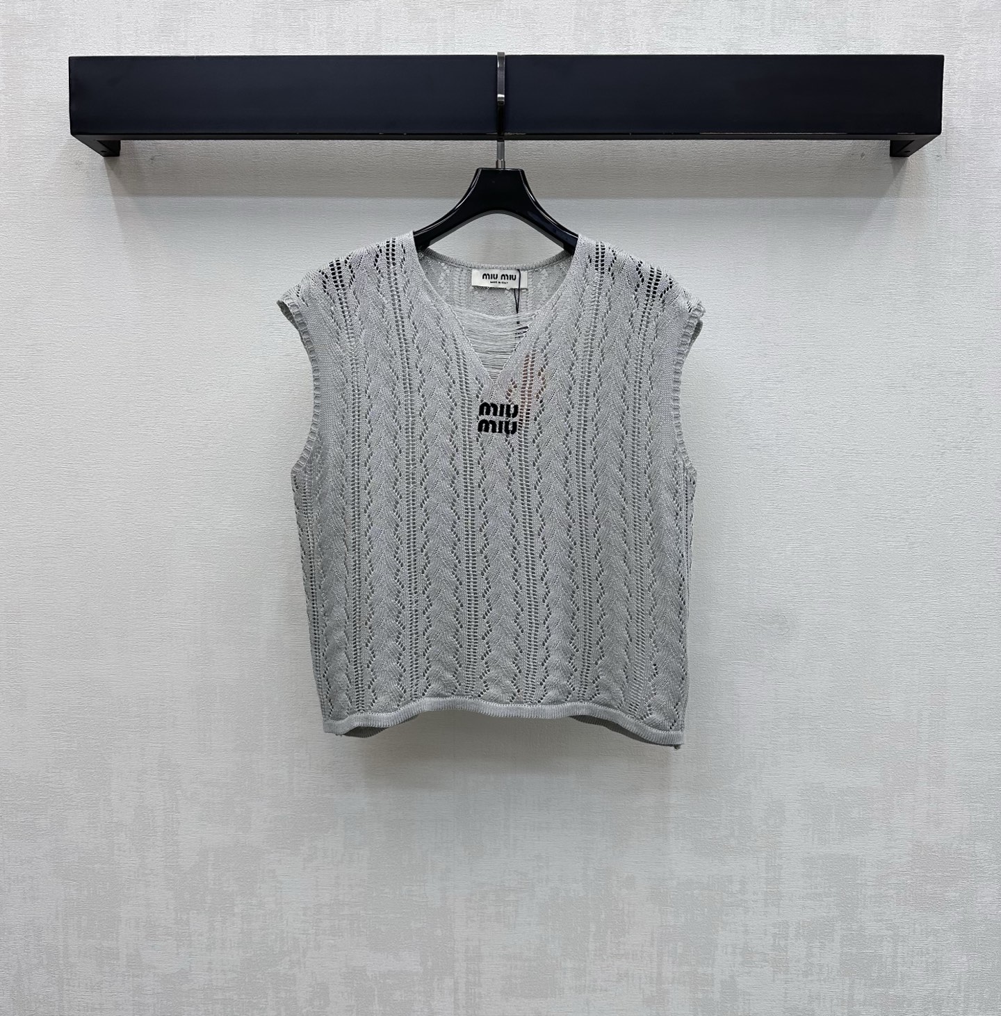 NO:829231,Miumi*2026 new products are on the shelves. The hollow knitted vest is made of custom-made YB imported blended wool yarn. The texture is fine and soft, breathable and skin-friendly. The whole body is designed with a retro hollow rhombus knitted texture to add layering to the look. The chest is embellished with iconic letter embroidery logo decoration to highlight the brand tone. Create Italian youthful vitality. Development of surface accessories. Loose vest version tailoring. Casual matching for daily commuting and appointments. Exquisite and advanced. High version,,miumiu,19860909Miumi*2026新品上架镂空针织背心定制YB进口混纺羊毛纱线材质 质地细腻柔软 透气亲肤 通体采用复古镂空菱格针织纹理设计 增添造型层次感 胸前点缀标志性字母刺绣徽标装饰 彰显品牌调性 打造意式青春活力 面辅料开发 宽松背心版型剪裁 日常通勤约会随意搭配穿搭精致高级 高版本,,miumiu,,Women's clothing