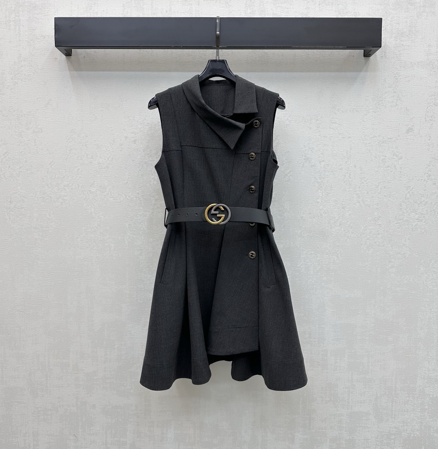 NO:808774,Gucc*2026 New Arrival Plaid Belt Vest Skirt Customized YB Imported Cotton Wool Material Full Texture Crisp and Stylish The iconic metal double G letter buttons on the diagonal placket are used to adjust the decoration Echoing the belt details to highlight the brand tone Irregular skirt hem three-dimensional cutting to create a fashionable and neat look Add layering to the look Surface accessories development Lapel vest skirt tailoring High fashion for commuting and dating High version, gucci, skirts,19860909Gucc*2026新品上架格纹腰带背心裙定制YB进口棉毛材质 质感十足 挺括有型 沿用斜开襟标志性金属双G字母纽扣调节装饰 呼应腰带细节 彰显品牌调性 不规则裙摆立体裁剪打造时尚利落 增添造型层次感 面辅料开发 翻领背心裙剪裁 通勤约会穿搭高级时髦  高版本,,gucci,skirts,,Women's clothing