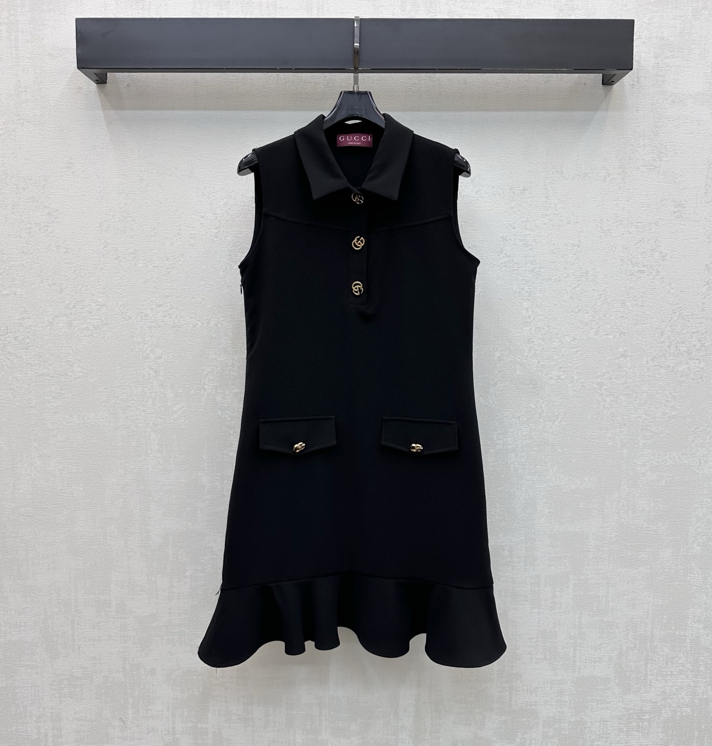 NO:808768,Gucc*2026 New Arrival Metal Buckle Tank Top Customized YB Imported Acetate Material Full of Texture, Stiff and Stylish Used the iconic metal double G letter button to adjust the decoration Echoing the symmetrical pocket details to highlight the brand's tone  High version,,gucci,skirts,19860909Gucc*2026新品上架金属扣背心裙定制YB进口醋酸材质 质感十足 挺括有型 采用半开襟标志性金属双G字母纽扣调节装饰 呼应对称口袋细节 彰显品牌调性 A字荷叶边裙摆立体裁剪打造时尚利落 配合腰侧收腰处理以及拉链设计 增添造型层次感 面辅料开发 翻领背心裙剪裁 聚会自带光芒的优雅主角 气场十足  高版本,,gucci,skirts,,Women's clothing