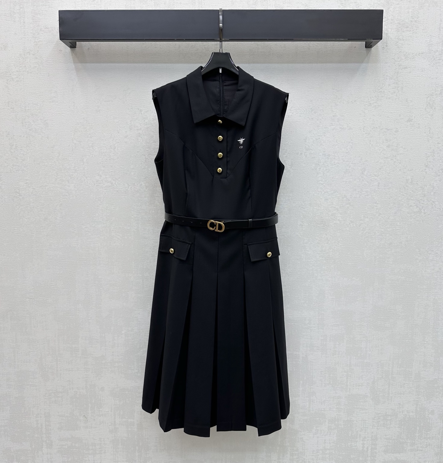 NO:808772,Dio*2026 New Arrival Lapel Belt Vest Dress Customized YB Imported Cotton Material Texture Glossy Draping Style Use Semi-Platform Metal Buttons to Adjust Letter Buckle Leather Belt Waist Design Adds Layering to the Style The Iconic CD Bee Embroidered Micro Label Decoration on the Chest Highlights the Brand Tonality Combined with the pleated skirt and neat tailoring design, it is simple, high-end and durable, showing a casual style. Development of surface accessories Lapel Dress Cutting Fashionable Style  High version 2 colors,,dior,skirts,19860909Dio*2026新品上架翻领腰带背心裙定制YB进口棉纶材质 质感光泽垂顺有型 沿用半开襟金属纽扣调节字母扣皮革腰带收腰设计 增添造型层次感 胸口点缀标志性CD蜜蜂刺绣微标装饰 彰显品牌调性 配合压褶裙摆利落裁剪设计 简约高级耐看呈现随性穿搭风格 面辅料开发 翻领连衣裙剪裁 穿搭时髦洋气  高版本2色,,dior,skirts,,Women's clothing