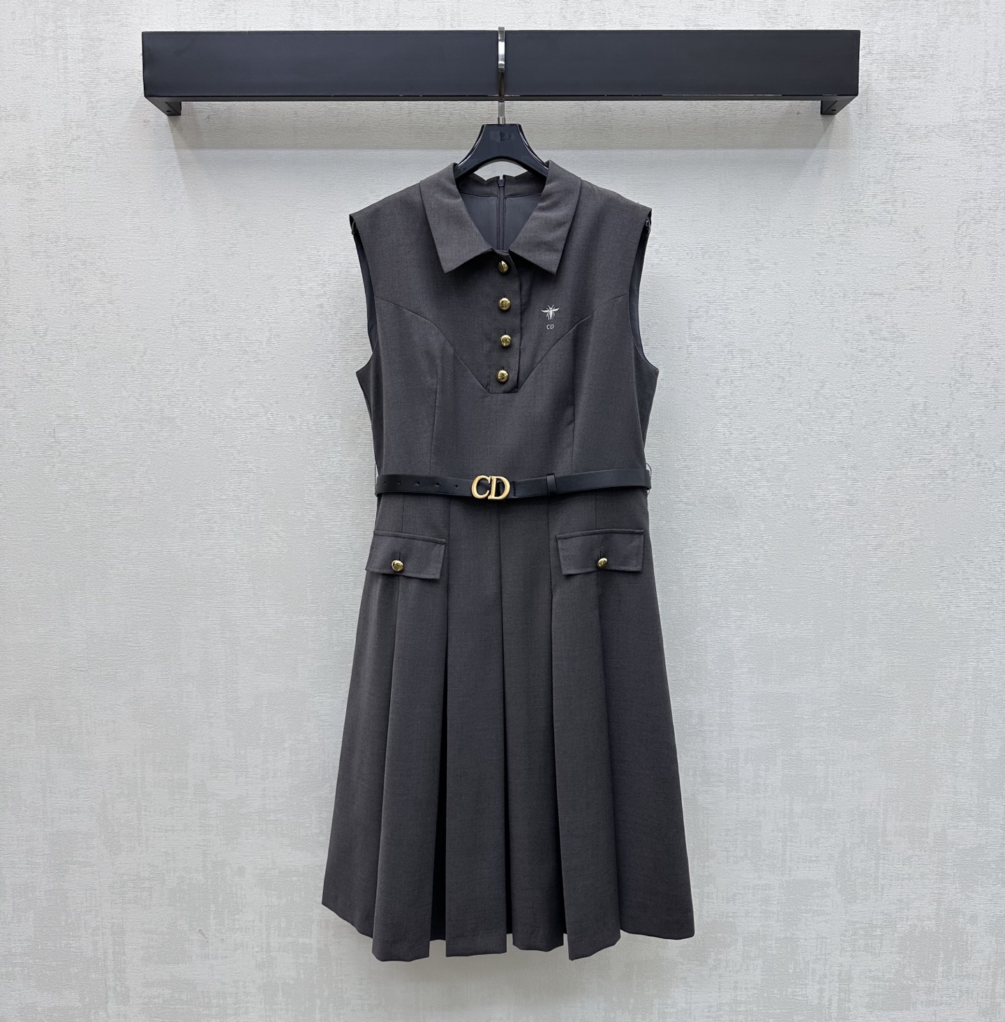 NO:808778,Dio*2026 New Arrival Lapel Belt Vest Dress Customized YB Imported Cotton Material Texture Glossy Draping Style Use Semi-Platform Metal Buttons to Adjust Letter Buckle Leather Belt Waist Design Adds Layering to the Style The Iconic CD Bee Embroidered Micro Label Decoration on the Chest Highlights the Brand Tonality Combined with the pleated skirt and neat tailoring design, it is simple, high-end and durable, showing a casual style. Development of surface accessories Lapel Dress Cutting Fashionable Style  High version 2 colors,,dior,skirts,19860909Dio*2026新品上架翻领腰带背心裙定制YB进口棉纶材质 质感光泽垂顺有型 沿用半开襟金属纽扣调节字母扣皮革腰带收腰设计 增添造型层次感 胸口点缀标志性CD蜜蜂刺绣微标装饰 彰显品牌调性 配合压褶裙摆利落裁剪设计 简约高级耐看呈现随性穿搭风格 面辅料开发 翻领连衣裙剪裁 穿搭时髦洋气  高版本2色,,dior,skirts,,Women's clothing