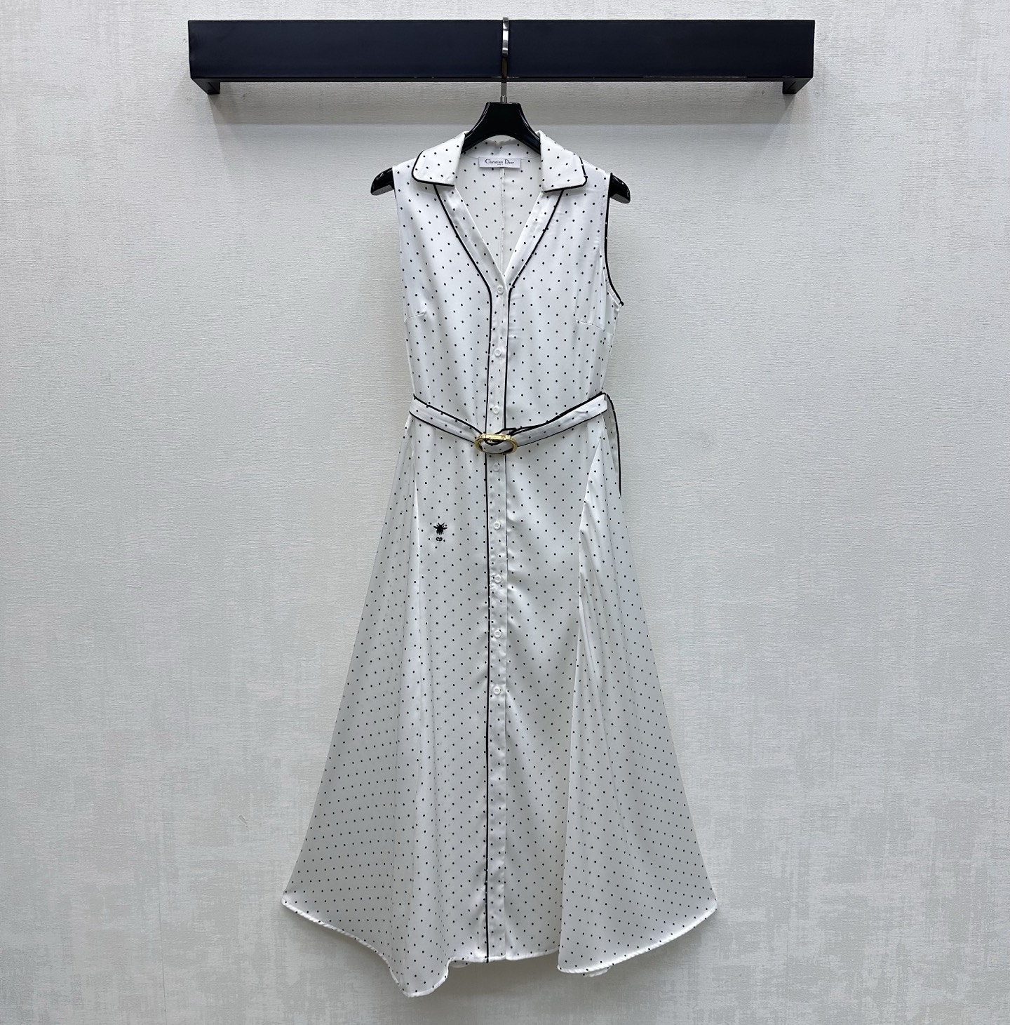 NO:808785,Miumi*2026 new product launch Polka-dot belt shirt dress customized YB imported twill material, smooth and comfortable, high-quality texture, all-over printed polka-dot elements with placket buttons to adjust the binding design, adding layering to the look. Iconic letter bee embroidered logo decoration on the waist highlights the brand tone. Surface accessories development, lapel vest skirt tailoring, more sophisticated wear, preferred vacation wear, high version 2 colors,, miumiu, skirts,19860909Miumi*2026新品上架波点腰带衬衣裙定制YB进口斜纹绸材质 垂顺舒适 质感上乘 通体满印波点元素配合开襟纽扣调节捆边设计 增添造型层次感 腰侧点缀标志性字母蜜蜂刺绣徽标装饰 彰显品牌调性 面辅料开发 翻领背心裙剪裁 穿搭更显精致感 度假首选穿搭   高版本2色,,miumiu,skirts,,Women's clothing