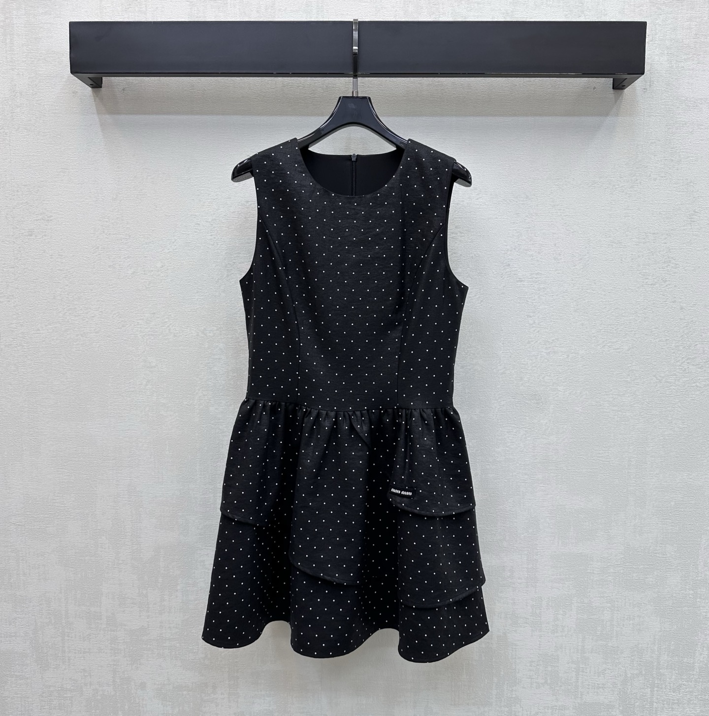 NO:808773,Miumi*2026 new products are on the shelves. The polka-dot layered vest skirt is made of imported YB material. It is of high quality. It follows the cutting design of the irregular layered skirt. It swings and sways when walking, adding a sense of layering to the look. The whole body is printed with polka dots and decorated with the iconic letter logo on the waist to highlight the brand tone. The development of surface accessories. The round-neck vest skirt is cut to make the outfit more refined. The first choice for vacation. High version 2 colors, miumiu, skirts,19860909Miumi*2026新品上架波点层叠背心裙定制YB进口材质 质感上乘 沿用不规则叠层裙摆裁剪设计 走动间摆动摇曳生姿 增添造型层次感 通体波点满印元素配合腰侧点缀标志性字母徽标装饰 彰显品牌调性 面辅料开发 圆领背心裙剪裁 穿搭更显精致感 度假首选穿搭   高版本2色,,miumiu,skirts,,Women's clothing