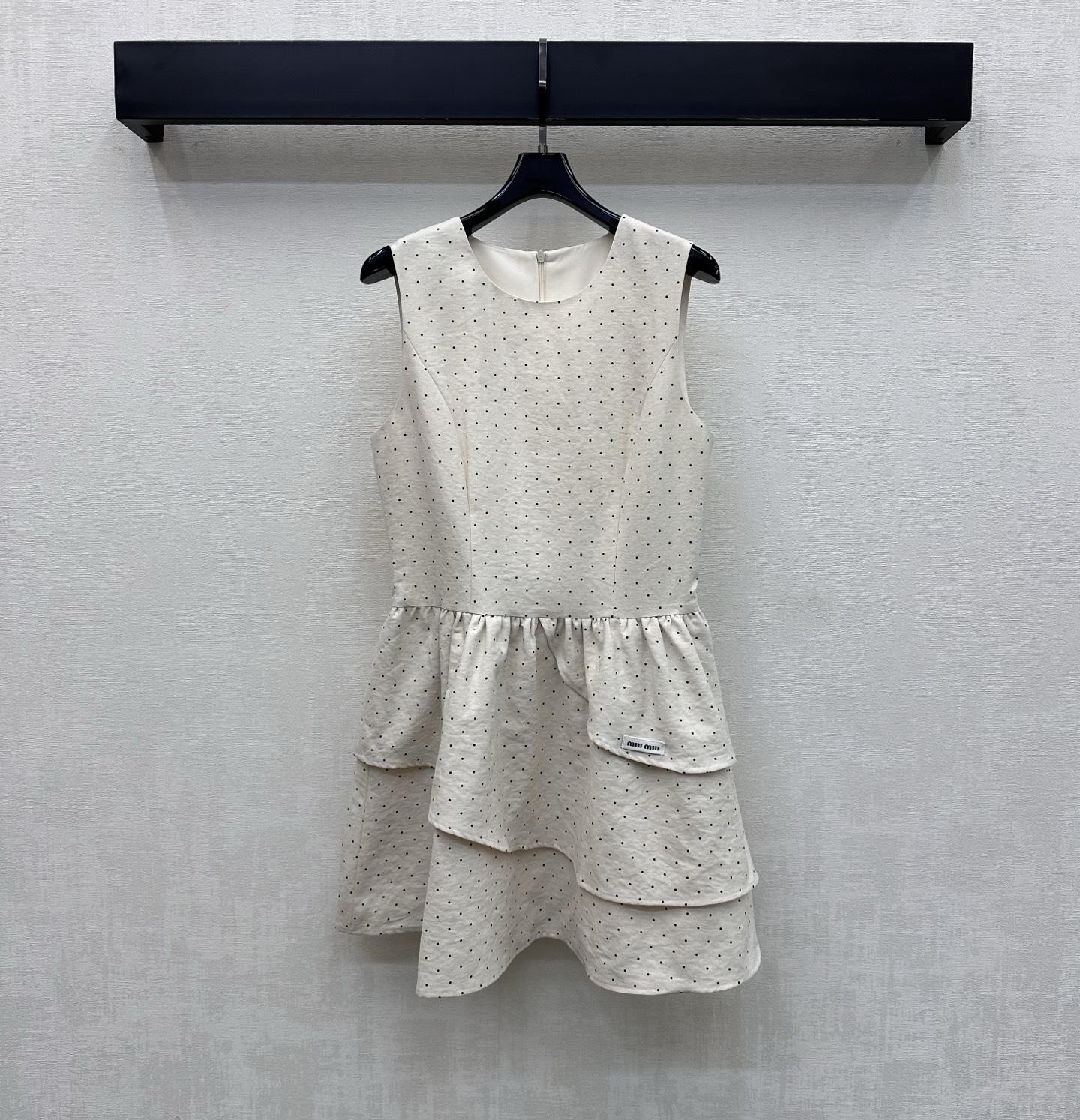 NO:808779,Miumi*2026 new products are on the shelves. The polka-dot layered vest skirt is made of imported YB material. It is of high quality. It follows the cutting design of the irregular layered skirt. It swings and sways when walking, adding a sense of layering to the look. The whole body is printed with polka dots and decorated with the iconic letter logo on the waist to highlight the brand tone. The development of surface accessories. The round-neck vest skirt is cut to make the outfit more refined. The first choice for vacation. High version 2 colors, miumiu, skirts,19860909Miumi*2026新品上架波点层叠背心裙定制YB进口材质 质感上乘 沿用不规则叠层裙摆裁剪设计 走动间摆动摇曳生姿 增添造型层次感 通体波点满印元素配合腰侧点缀标志性字母徽标装饰 彰显品牌调性 面辅料开发 圆领背心裙剪裁 穿搭更显精致感 度假首选穿搭   高版本2色,,miumiu,skirts,,Women's clothing