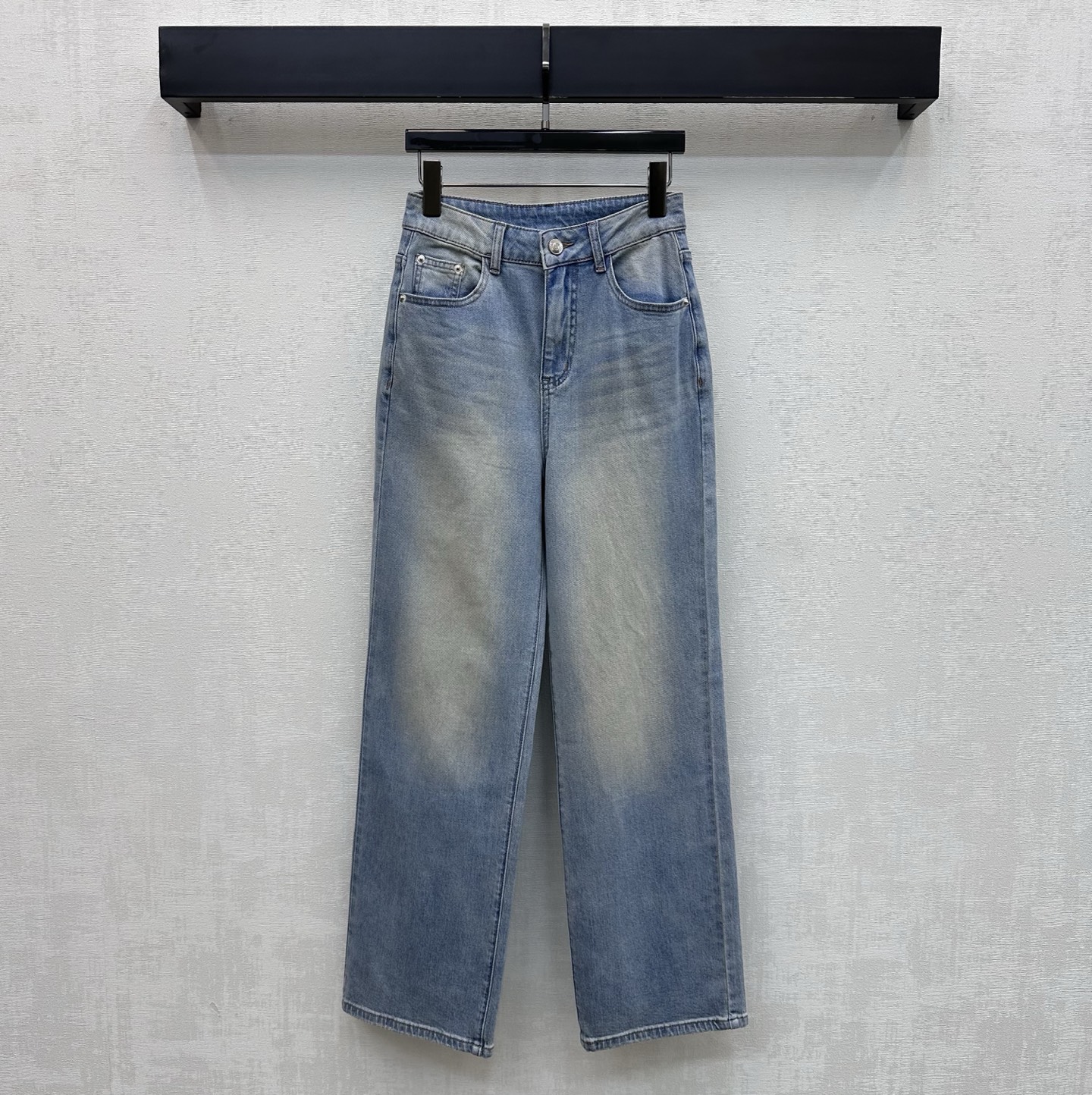 NO:808756,Dio*2026 new product launch embroidered logo denim trousers customized YB imported twill cotton denim material. Comfortable, soft, breathable and easy to wear. Multiple enzyme washes are retro and fashionable. Create wrinkles and whitening process. Symmetrical pocket design adds layering to the look. The back hip pockets are decorated with iconic letter embroidery logo decoration. Echoing the engraved leather label on the back, highlighting the brand tone. Simple and advanced. Development of surface accessories. High waist buttoned straight trousers cut.  Match it casually with high-end fashion. High version 26-30, dior,19860909Dio*2026新品上架刺绣徽标牛仔长裤定制YB进口斜纹全棉牛仔材质 舒适柔软 透气好穿 多重酵素水洗复古又时尚 打造褶皱磨白工艺处理 对称插兜口袋版型设计 增添造型层次感 后臀口袋点缀标志性字母刺绣徽标装饰 呼应后背刻印皮标 彰显品牌调性 简约高级 面辅料开发 高腰系扣直筒长裤版型剪裁 随意搭配穿搭高级时髦  高版本26-30,,dior,,Women's clothing