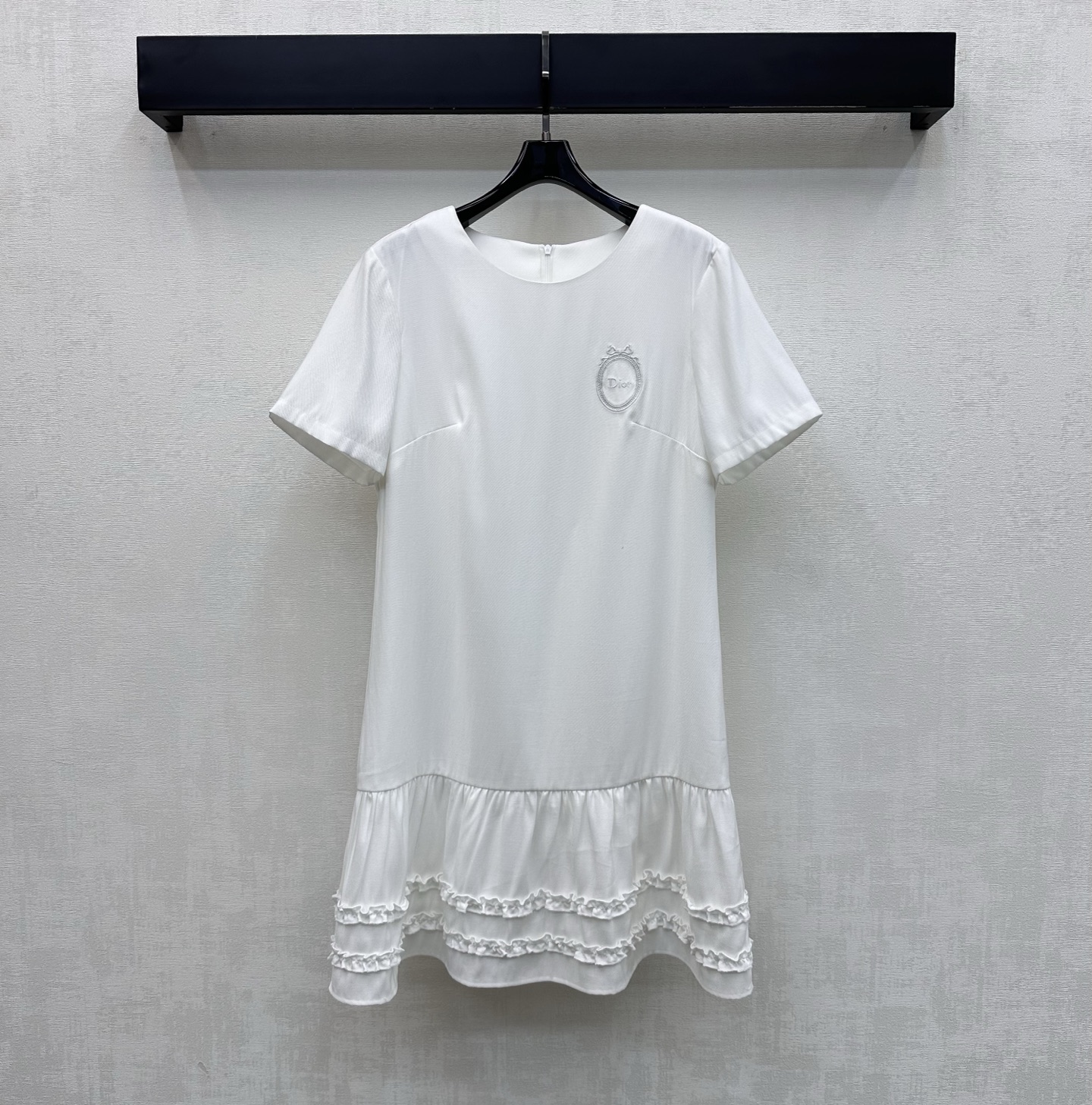 NO:808795,Dio*2026 new product launch embroidered logo dress customized YB imported cotton material, textured, shiny and draped, using double-layer pleated lace skirt cutting design to add layering to the look. Iconic embroidered letter logo decoration on the chest highlights the brand tone. Simple, high-end and durable, showing casual dressing style. Surface accessories development. Round neck short-sleeved shirt dress tailoring. Fashionable and stylish for commuting and dating. High version 2 colors, dior, skirts, T-shirt,19860909Dio*2026新品上架刺绣徽标连衣裙定制YB进口棉纶材质 质感光泽垂顺有型 沿用双层褶皱花边裙摆裁剪设计 增添造型层次感 胸口点缀标志性刺绣字母徽标装饰 彰显品牌调性 简约高级耐看呈现随性穿搭风格 面辅料开发 圆领短袖衬衣裙剪裁 通勤约会穿搭时髦洋气  高版本2色,,dior,skirts,T-shirt,,Women's clothing