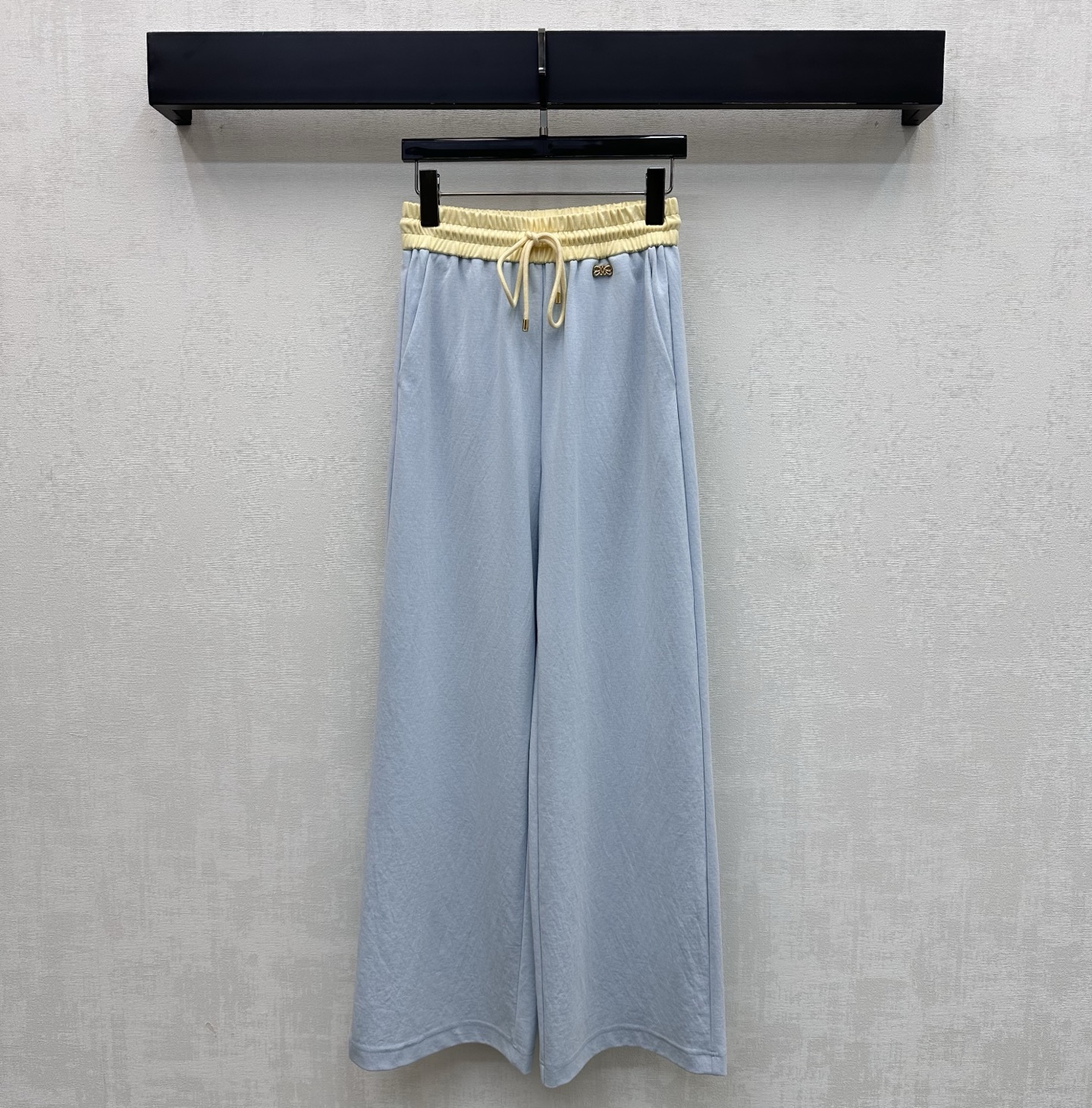 NO:808798,Loew*2026 new products are on the shelves. The straight-leg trousers with contrasting colors are custom-made. Made of YB imported Tencel cotton. Breathable, comfortable and stylish. The waistband is used to form a color collision design to add layering to the look. The iconic metal logo decoration is embellished at the waist and hips to highlight the brand tone. It shows a sense of casual relaxation. The development of surface accessories. Drawstring straight-leg trousers are cut. High-end fashionable for commuting and dating. High version 2 colors, loewe,19860909Loew*2026新品上架拼接撞色直筒长裤定制YB进口天丝棉纶材质 透气舒适有型 沿用腰头拼接形成颜色碰撞设计 增添造型层次感 配合腰胯处点缀标志性金属徽标装饰 彰显品牌调性 尽显随意松弛感 面辅料开发 抽绳直筒长裤剪裁 通勤约会穿搭高级时髦 高版本2色,,loewe,,Women's clothing