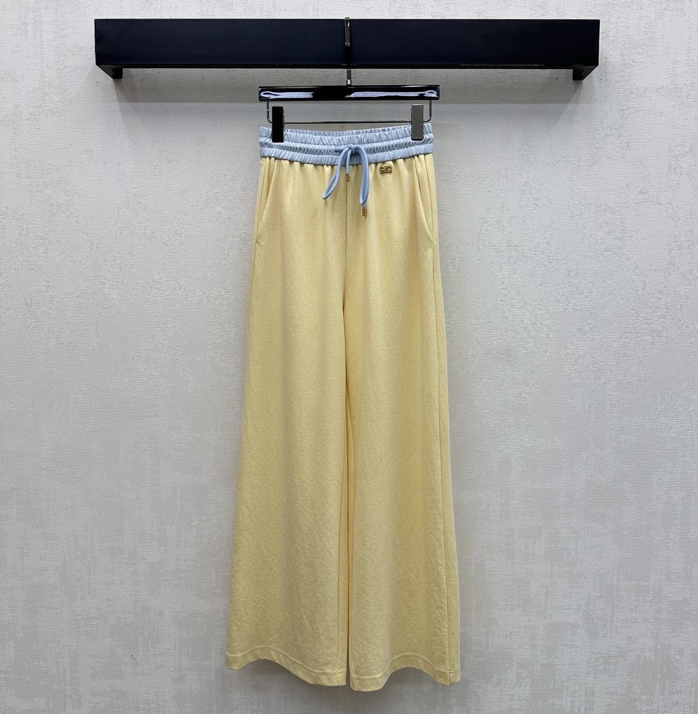NO:808813,Loew*2026 new products are on the shelves. The straight-leg trousers with contrasting colors are custom-made. Made of YB imported Tencel cotton. Breathable, comfortable and stylish. The waistband is used to form a color collision design to add layering to the look. The iconic metal logo decoration is embellished at the waist and hips to highlight the brand tone. It shows a sense of casual relaxation. The development of surface accessories. Drawstring straight-leg trousers are cut. High-end fashionable for commuting and dating. High version 2 colors, loewe,19860909Loew*2026新品上架拼接撞色直筒长裤定制YB进口天丝棉纶材质 透气舒适有型 沿用腰头拼接形成颜色碰撞设计 增添造型层次感 配合腰胯处点缀标志性金属徽标装饰 彰显品牌调性 尽显随意松弛感 面辅料开发 抽绳直筒长裤剪裁 通勤约会穿搭高级时髦 高版本2色,,loewe,,Women's clothing