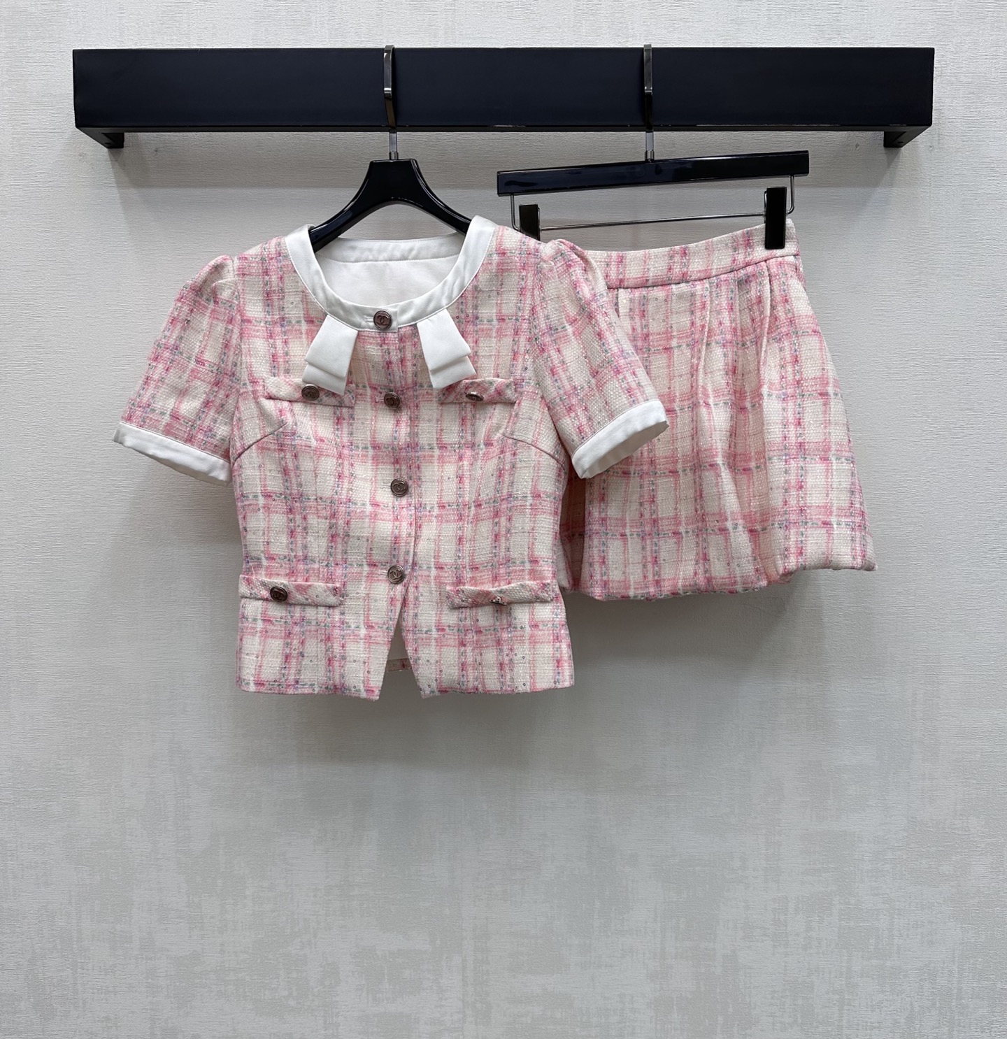 NO:808767,Chane*2026 new arrival plaid dress jacket skirt suit customized YB imported woolen material with obvious texture. The wool material is visible to the naked eye and has high quality. The placket is adjusted and decorated with the iconic C letter logo buttons to highlight the brand tone. The contrasting plaid elements throughout the whole body are designed with white binding stitching on the collar and cuffs to add layering to the look. Create a model of celebrity style. Development of surface accessories. Round neck, right shoulder, short sleeve jacket and short skirt tailoring.  The first choice for fashionable outfits. High version 36 38 40,,chanel,skirts,jackets & coats,T-shirt,19860909Chane*2026新品上架格纹洋装外套半裙套装定制YB进口粗纺羊毛呢材质 肌理明显 毛料肉眼可见 质感上乘 开襟沿用标志性C字母徽标纽扣调节装饰 彰显品牌调性 通体撞色格纹元素配领口袖口白色捆边拼接设计 增添造型层次感 打造名媛风典范 面辅料开发 圆领正肩短袖外套压短裙剪裁 时髦精穿搭首选  高版本36 38 40,,chanel,skirts,jackets & coats,T-shirt,,Women's clothing