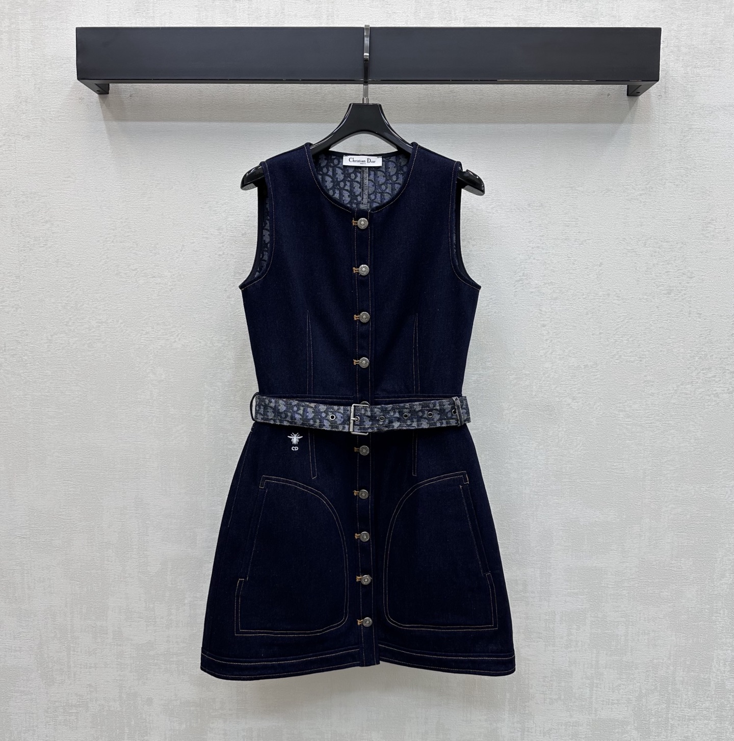 NO:808760,Dio*2026 new product launch jacquard belt denim vest dress customized YB imported twill cotton denim material Very wide and stylish Multi-enzyme washing process The inner and original fabric belt are covered with letter jacquard elements Echoing the iconic CD bee embroidery logo on the waist and crotch sides Highlighting the brand tonality Symmetrical pockets with placket engraved metal button adjustment design Adding layering to the look Retro and fashionable Surface accessories development Round neck waist vest dress tailoring The upper body easily outlines the good proportion of long legs  Wear fashionable and stylish high version, dior, skirts,19860909Dio*2026新品上架提花腰带牛仔背心裙定制YB进口斜纹全棉牛仔材质 挺阔有型 多重酵素水洗工艺处理 内里与本布腰带满铺字母提花元素 呼应腰胯侧点缀标志性CD蜜蜂刺绣徽标 彰显品牌调性 对称口袋配合开襟刻印金属纽调节设计 增添造型层次感 复古又时尚 面辅料开发 圆领收腰背心裙剪裁 上身轻松勾勒长腿好比例 穿搭时髦洋气  高版本,,dior,skirts,,Women's clothing