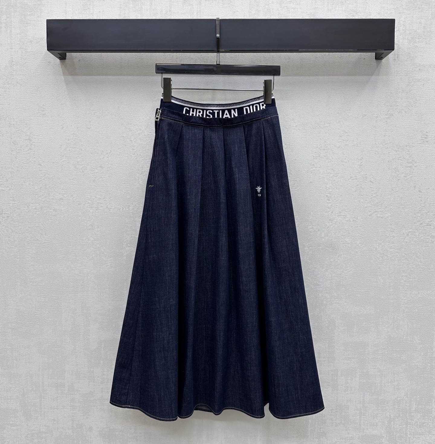 NO:808764,Dio*2026 New Arrival Ribbon Denim Skirt Customized YB imported twill cotton denim material Very wide and stylish Multi-enzyme washing process The waist and crotch are decorated with the iconic CD bee embroidery logo to highlight the brand's tone Letter web splicing and side zipper placket adjustable design to add layering to the look Retro and fashionable Surface accessories development High-waisted umbrella skirt tailoring Casual matching and fashionable style  High version,,dior,skirts,19860909Dio*2026新品上架织带牛仔半裙定制YB进口斜纹全棉牛仔材质 挺阔有型 多重酵素水洗工艺处理 腰胯处点缀标志性CD蜜蜂刺绣徽标装饰 彰显品牌调性 字母织带拼接配合侧拉链开襟调节穿脱设计 增添造型层次感 复古又时尚 面辅料开发 高腰伞状半裙剪裁 随意搭配穿搭时髦洋气  高版本,,dior,skirts,,Women's clothing