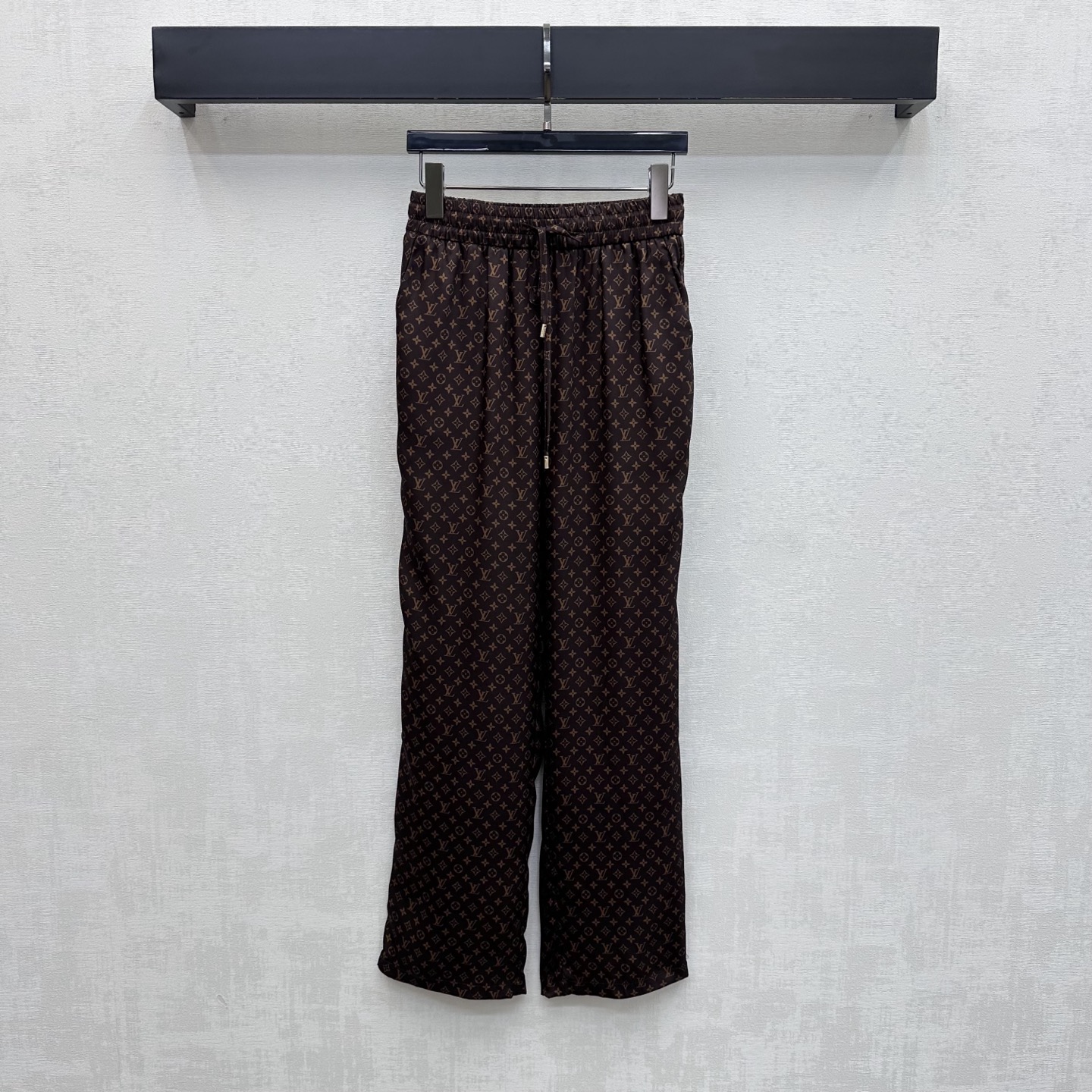NO:808807,Louis Vuitto*2026 new arrival printed straight trousers. Customized YB imported twill material. Slim and comfortable. The iconic four-leaf clover letter logo element is printed all over the body. Highlighting the brand tone. Drawstring adjustment and symmetrical pocket design add a sense of layering. Surface accessories development. High waist drawstring straight trousers cut. Can be matched with shirts from the same series. Easily manage high-end fashionable outfits for commuting and vacation. High version 2 colors, Louis Vuitton,19860909Louis Vuitto*2026新品上架印花直筒长裤 定制YB进口斜纹绸材质 垂顺舒适 通体满印标志性四叶草字母徽标元素 彰显品牌调性 抽绳调节配合对称插兜口袋设计 增添造型层次感 面辅料开发 高腰抽绳直筒长裤剪裁 可搭配同系列衬衣 通勤度假轻松驾驭高级时髦穿搭 高版本2色,,louis vuitton,,Women's clothing