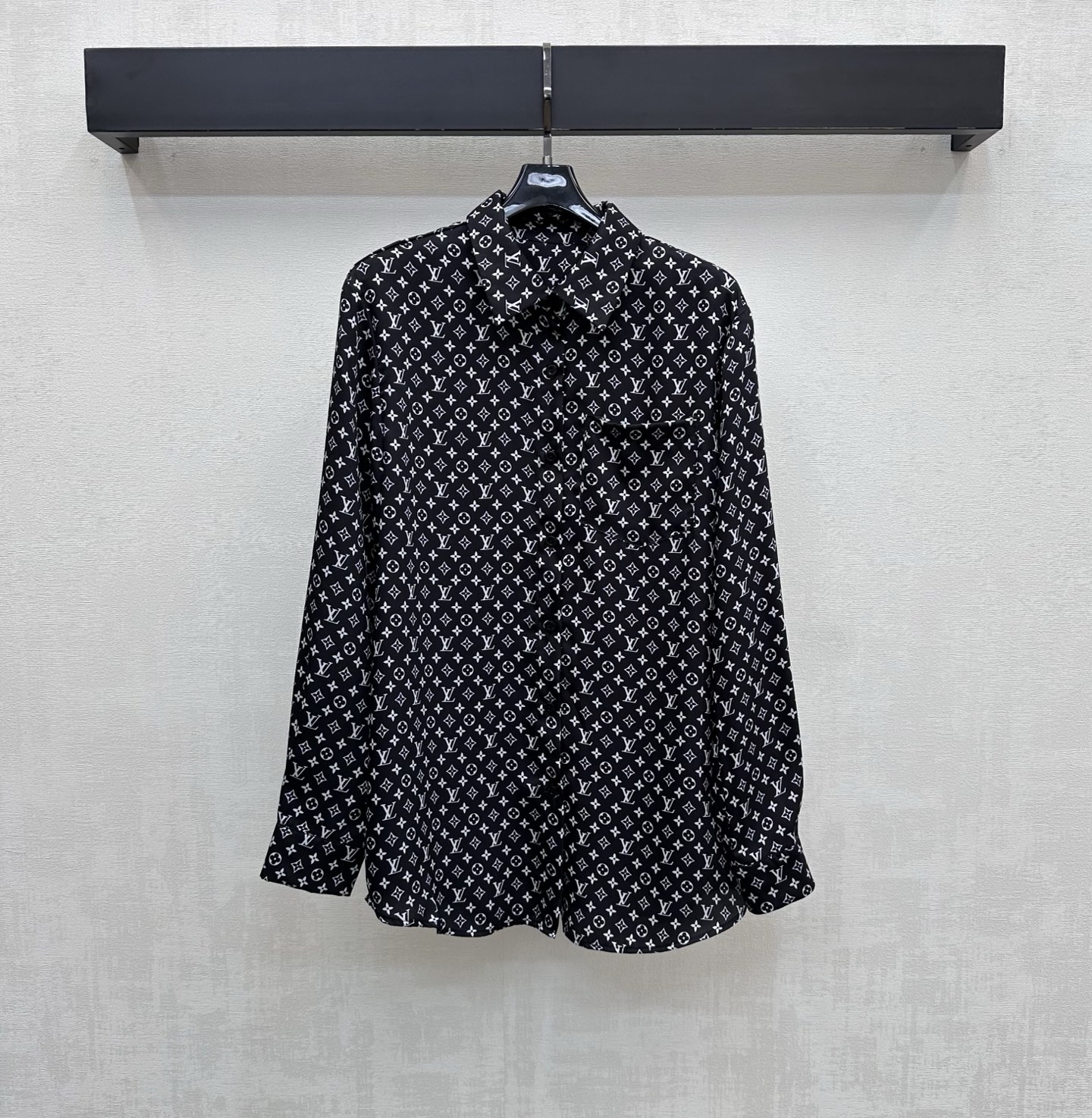 NO:808803,Louis Vuitto*2026 new arrival printed lapel long-sleeved shirt. Customized YB imported twill material. Slim and comfortable. The iconic four-leaf clover letter logo element is printed all over the body to highlight the brand tone. The placket button adjustment is matched with the single-side pocket decoration on the chest to add layering to the look. Surface accessories development. Regular lapel long-sleeved shirt cut. Can be matched with trousers of the same series. Easily manage high-end fashionable wear for commuting and vacation. High version 2 colors, Louis Vuitton shirts,19860909Louis Vuitto*2026新品上架印花翻领长袖衬衣 定制YB进口斜纹绸材质 垂顺舒适 通体满印标志性四叶草字母徽标元素 彰显品牌调性 开襟纽扣调节配合胸前单侧口袋装饰 增添造型层次感 面辅料开发 常规翻领长袖衬衫剪裁 可搭配同系列长裤 通勤度假轻松驾驭高级时髦穿搭 高版本2色,,louis vuitton,shirts,,Women's clothing